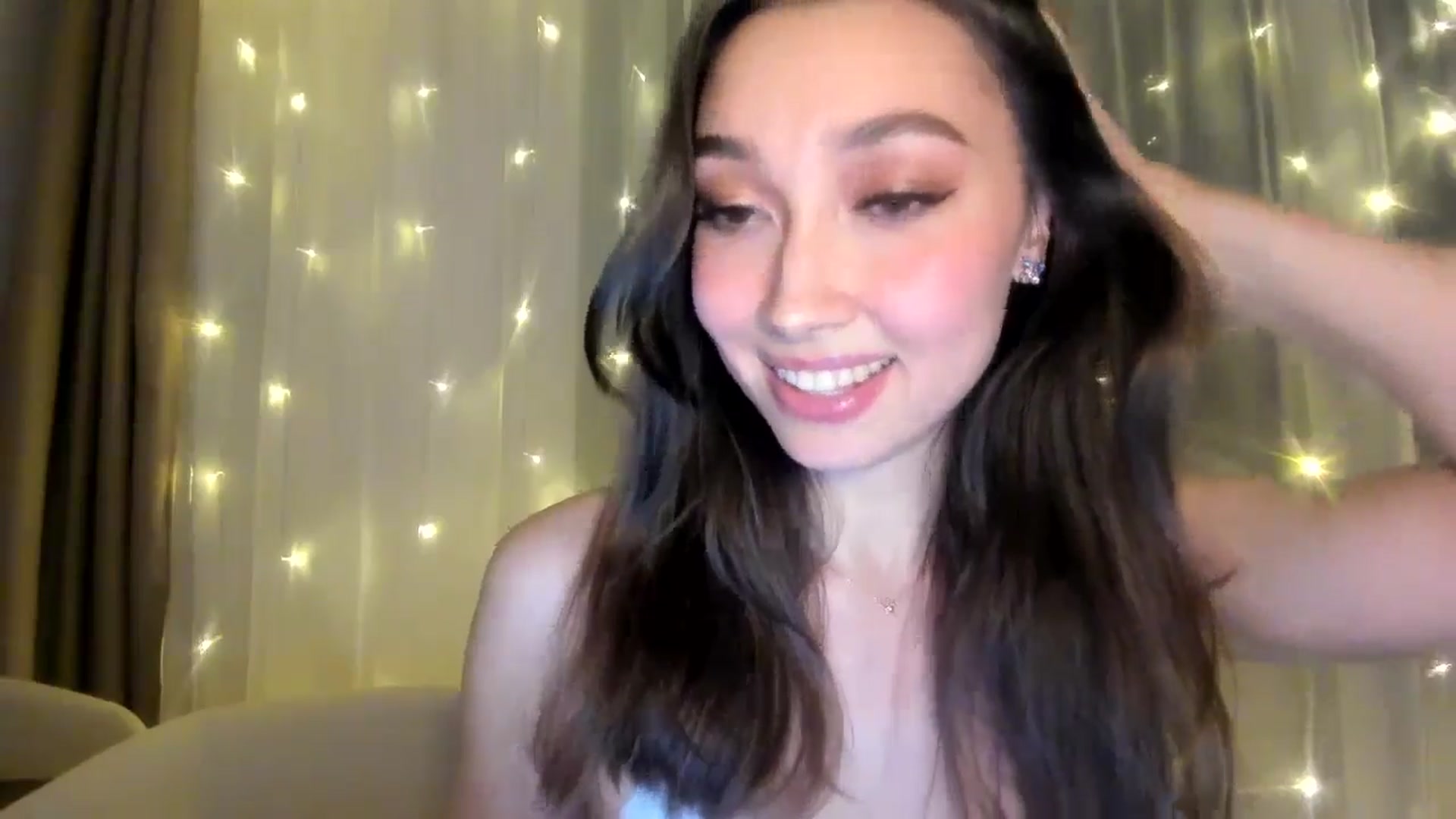 Gallery image thumbnail from LuckyHoneyyy's myfreecams stream on, 02/05/2025, 24:25 image 9 of 20