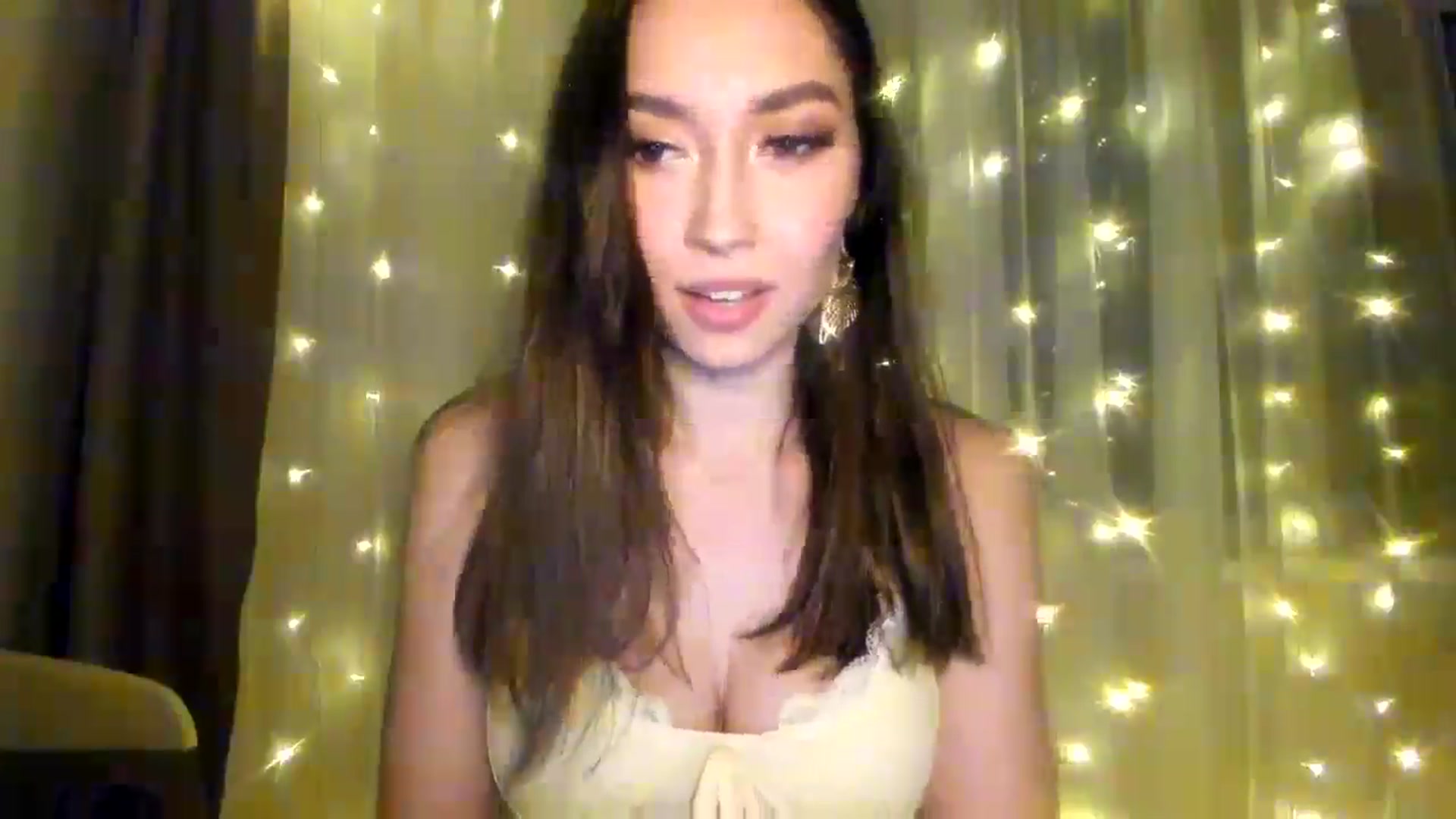 Gallery image thumbnail from LuckyHoneyyy's myfreecams stream on, 02/27/2025, 23:51 image 12 of 20