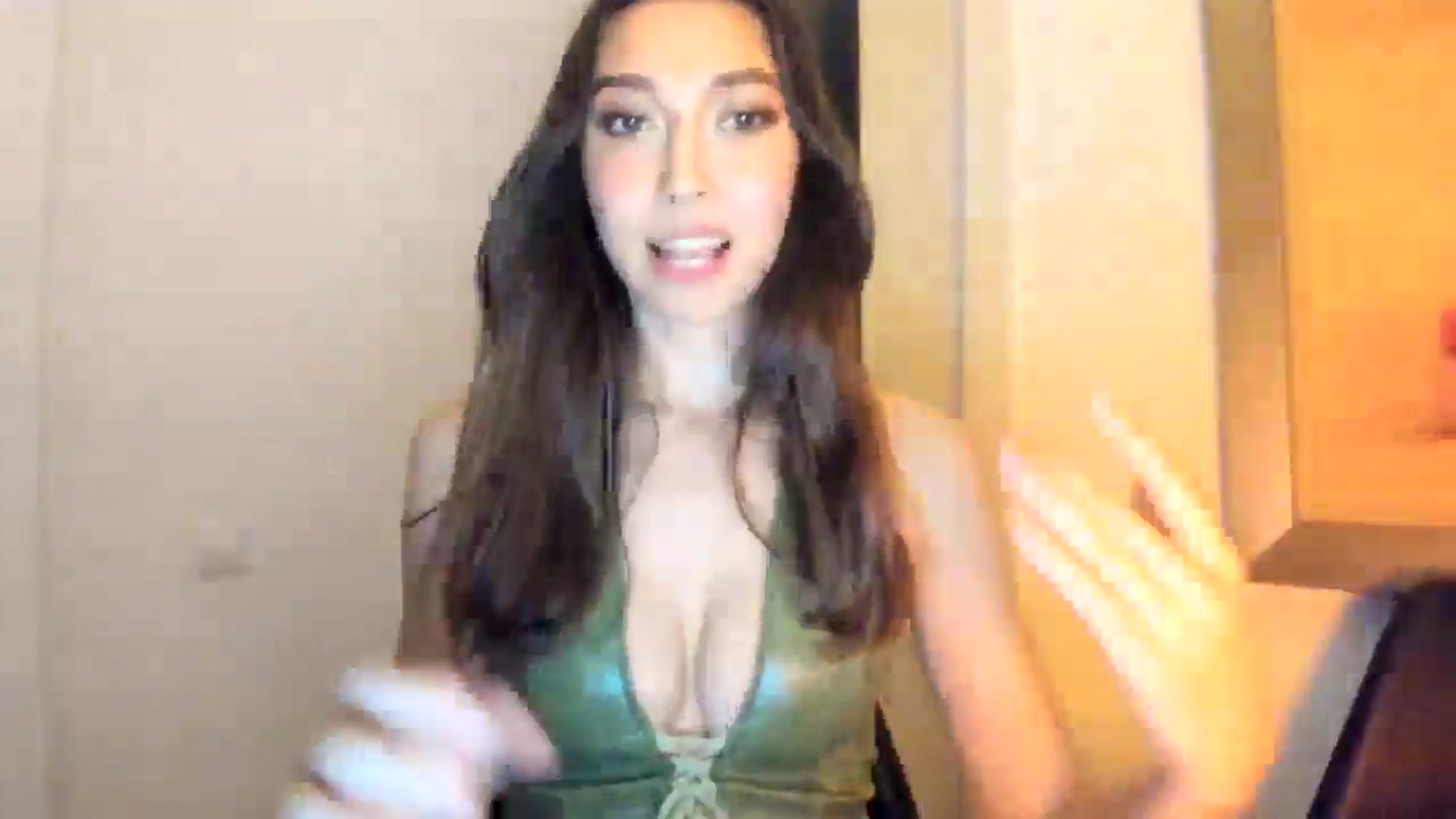 Gallery image thumbnail from LuckyHoneyyy's myfreecams stream on, 04/30/2025, 24:16 image 15 of 20