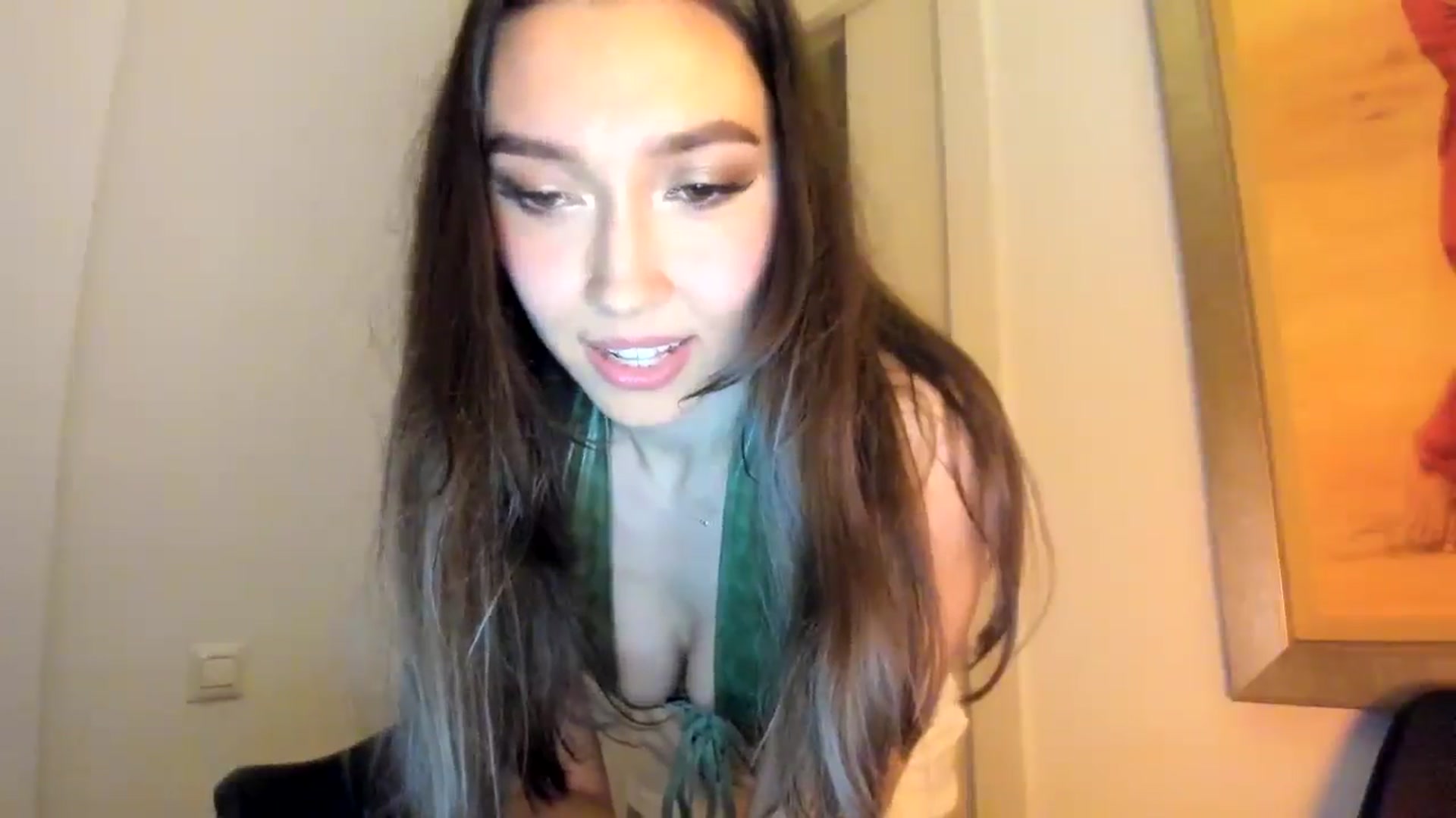 Gallery image thumbnail from LuckyHoneyyy's myfreecams stream on, 04/30/2025, 24:16 image 12 of 20