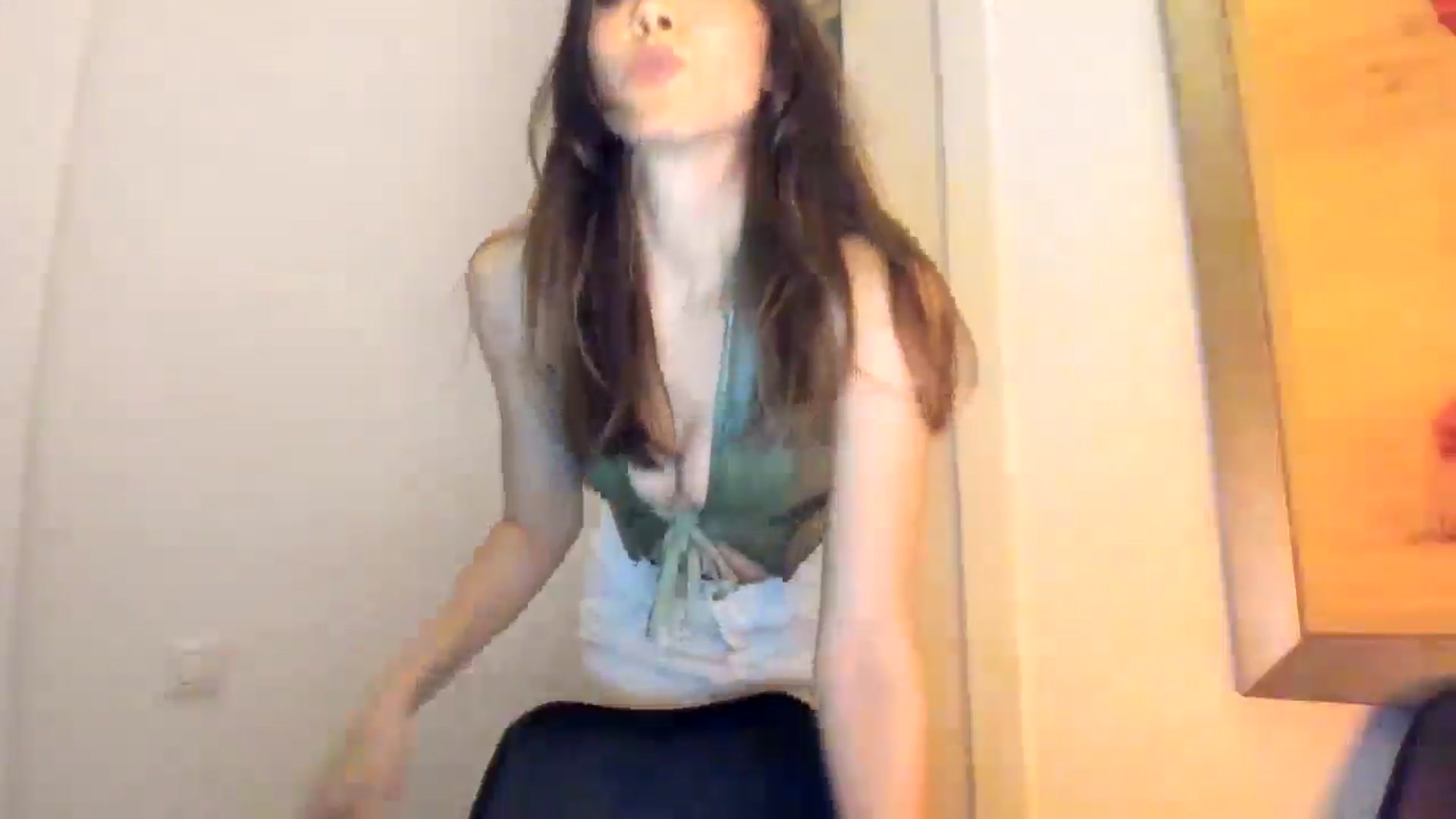 Gallery image thumbnail from LuckyHoneyyy's myfreecams stream on, 04/30/2025, 01:02 image 15 of 20