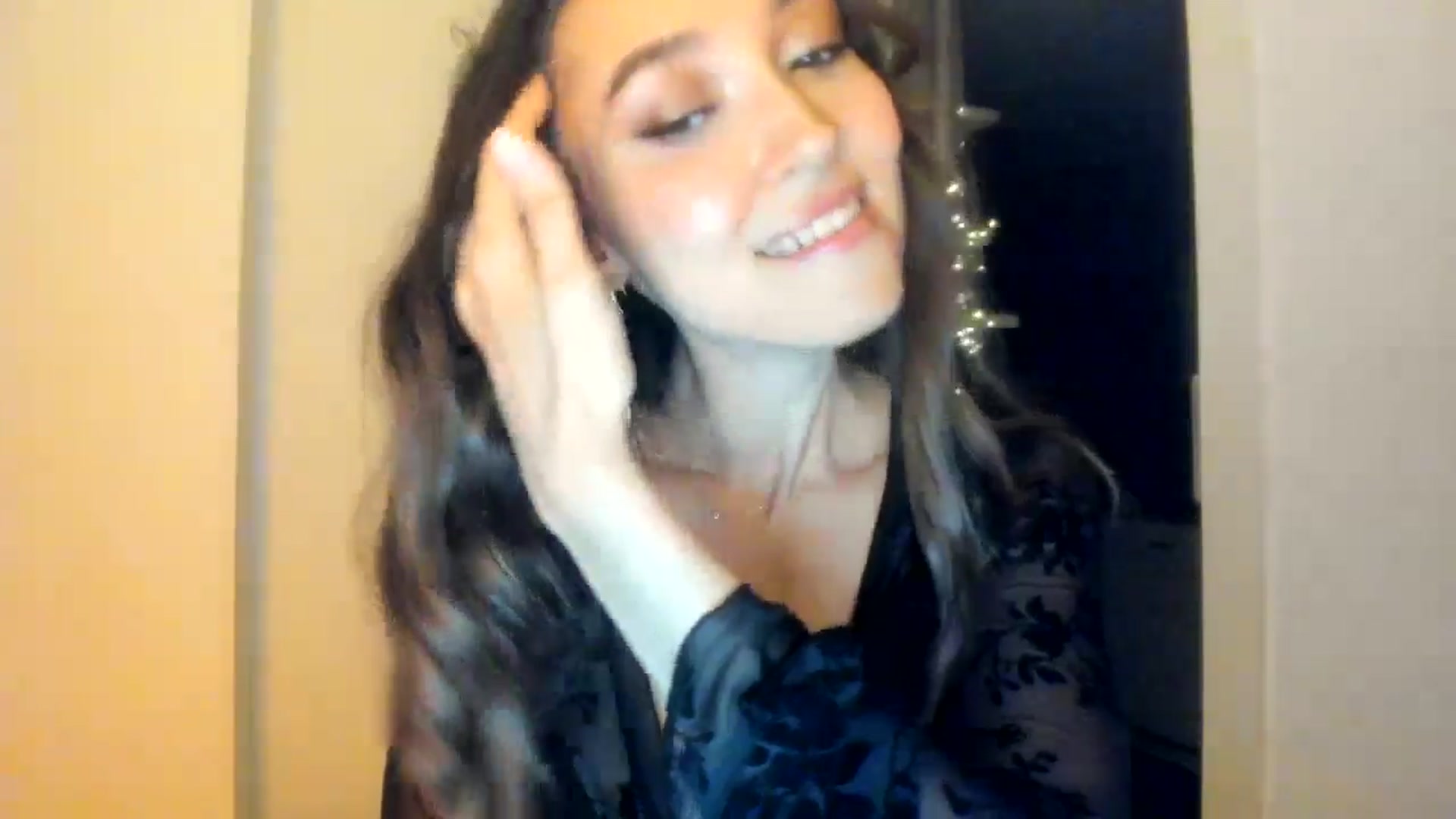 Gallery image thumbnail from LuckyHoneyyy's myfreecams stream on, 06/04/2025, 23:40 image 9 of 20