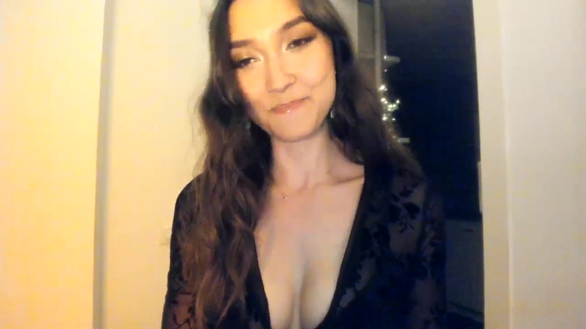Gallery image thumbnail from LuckyHoneyyy's myfreecams stream on, 06/04/2025, 23:40 image 4 of 20