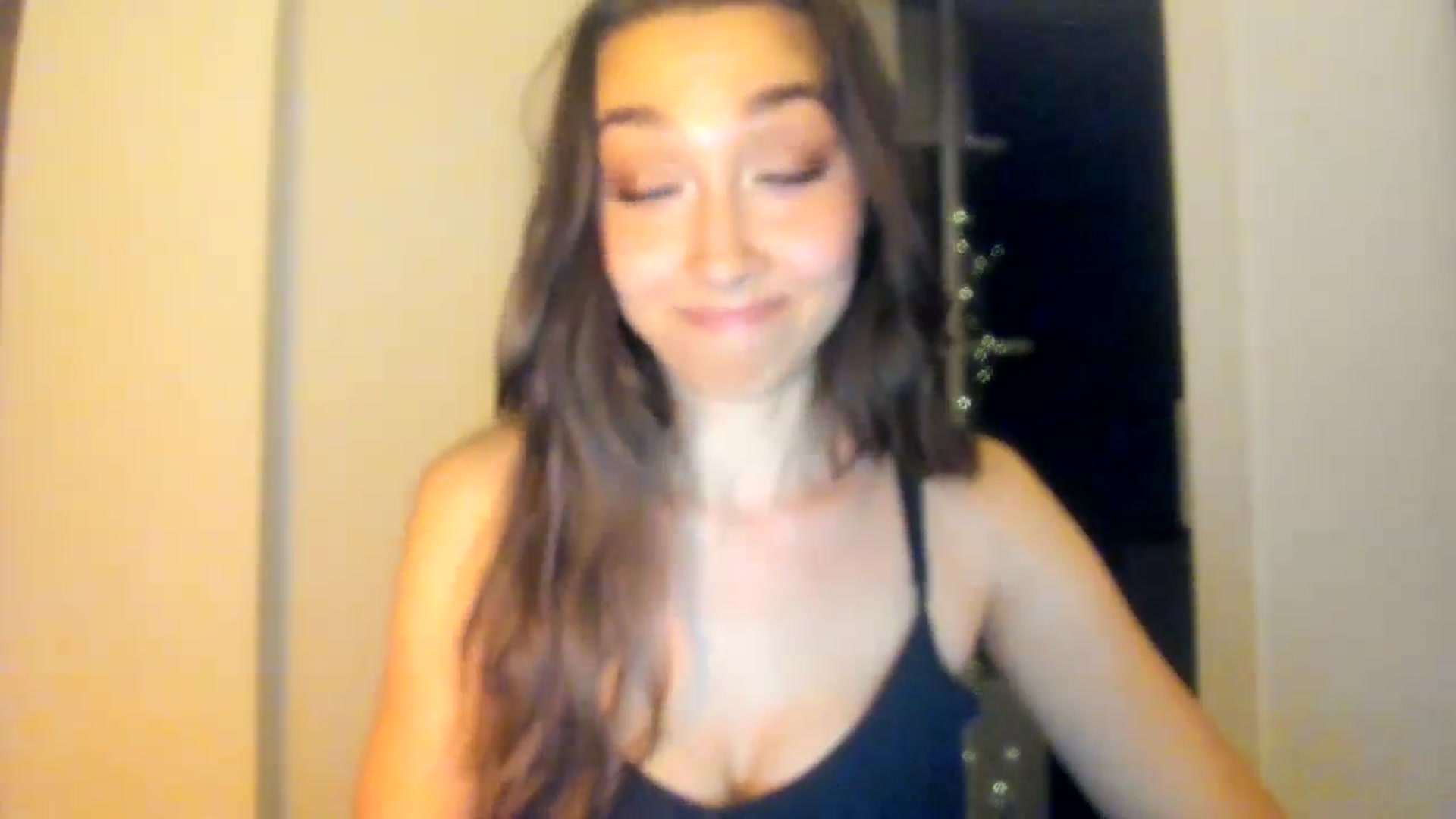 Gallery image thumbnail from LuckyHoneyyy's myfreecams stream on, 06/06/2025, 24:15 image 12 of 20