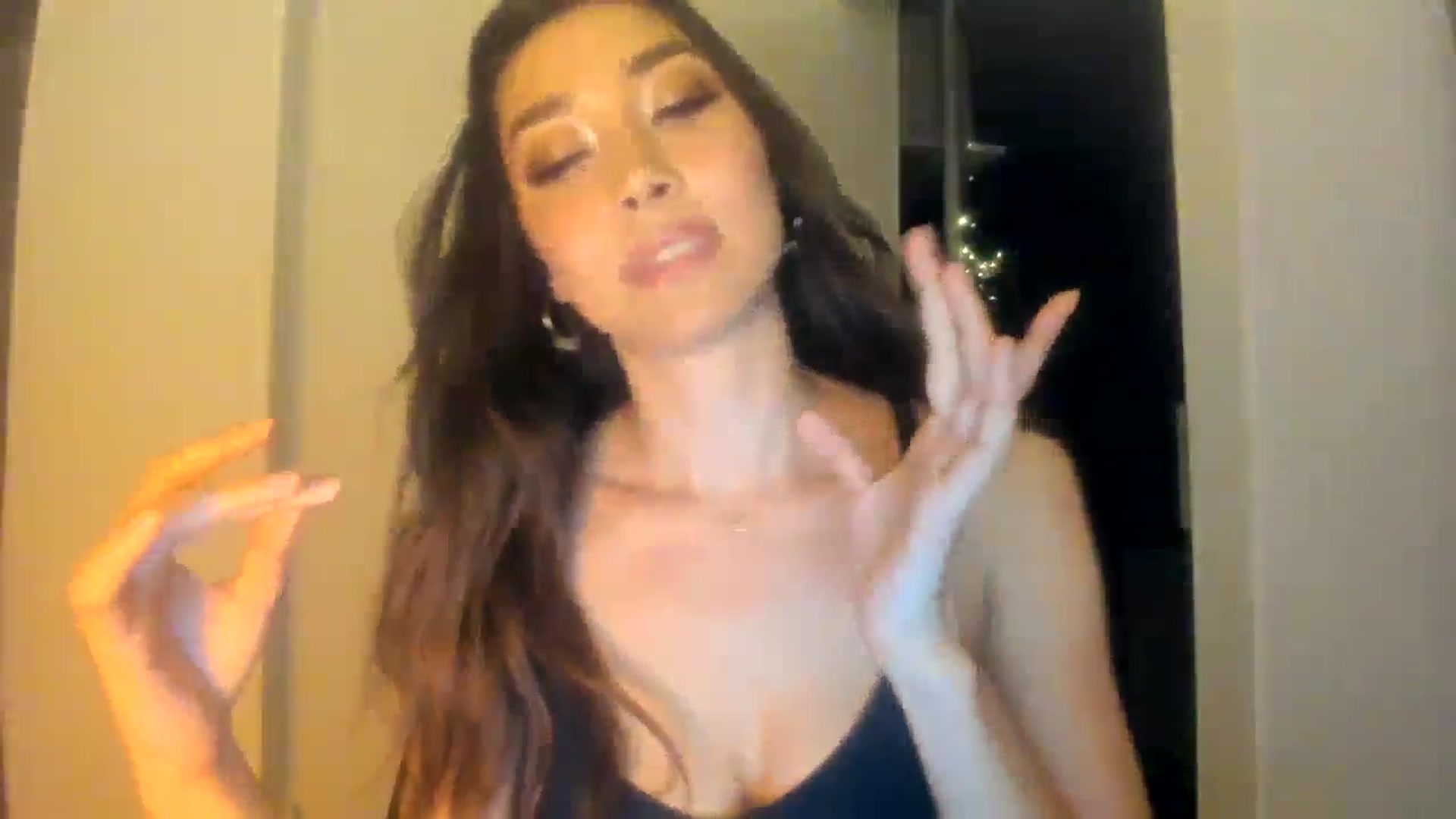 Gallery image thumbnail from LuckyHoneyyy's myfreecams stream on, 06/06/2025, 24:15 image 17 of 20