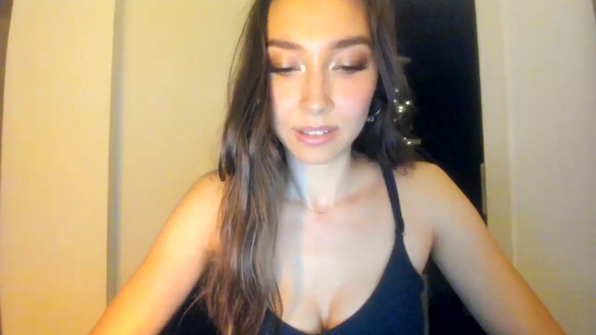 Gallery image thumbnail from LuckyHoneyyy's myfreecams stream on, 06/06/2025, 24:15 image 7 of 20