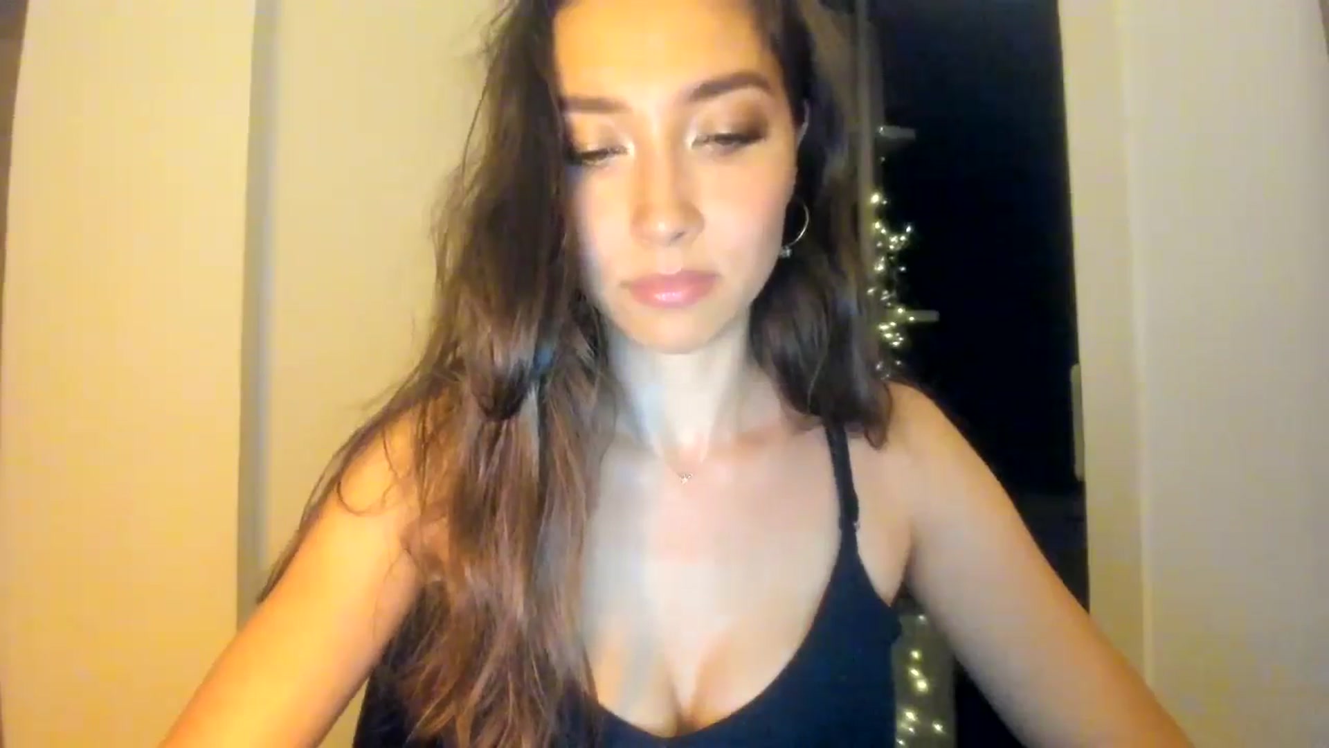 Gallery image thumbnail from LuckyHoneyyy's myfreecams stream on, 06/06/2025, 24:15 image 9 of 20