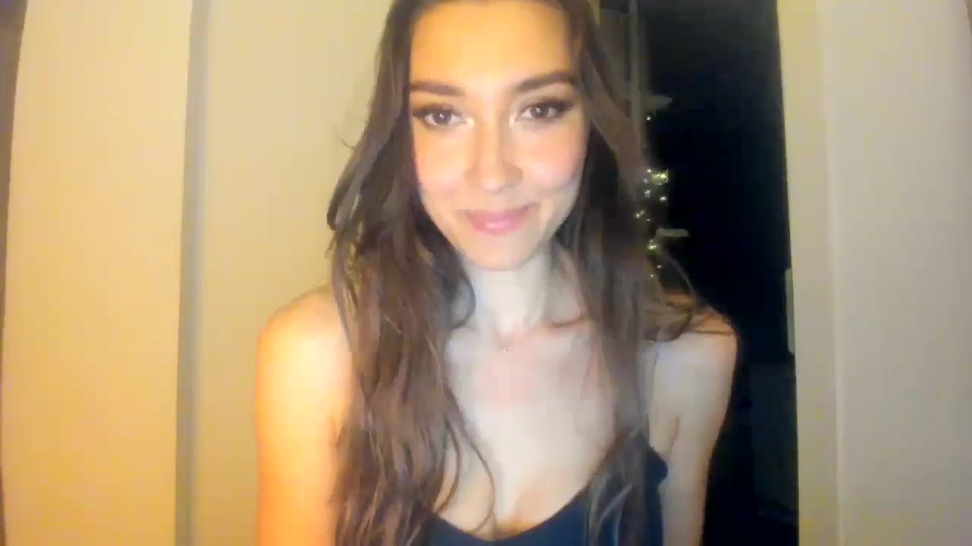 Gallery image thumbnail from LuckyHoneyyy's myfreecams stream on, 06/06/2025, 24:15 image 18 of 20