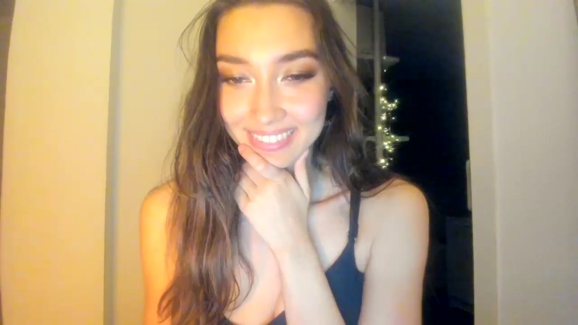 Gallery image thumbnail from LuckyHoneyyy's myfreecams stream on, 06/06/2025, 24:15 image 15 of 20