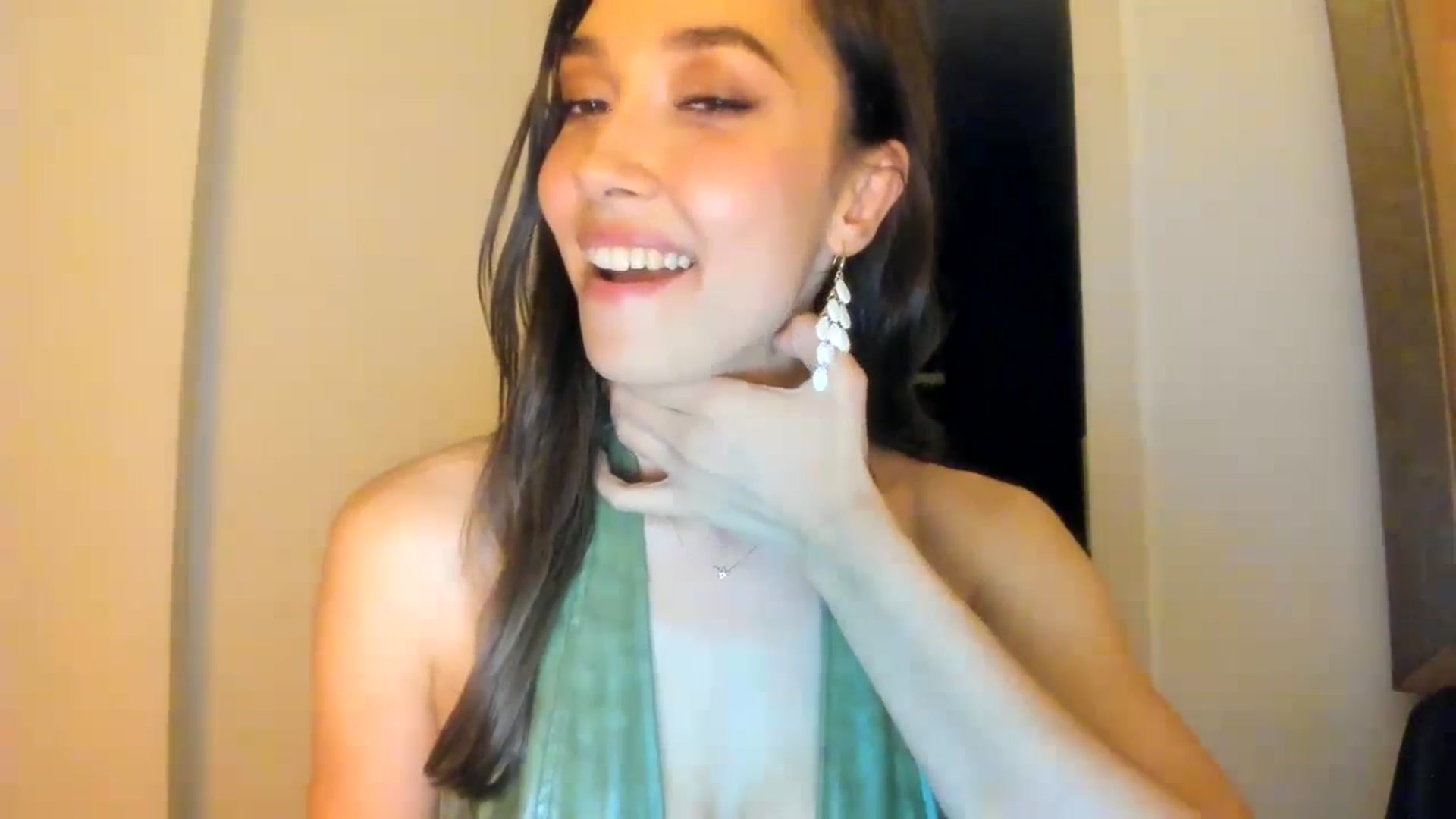 Gallery image thumbnail from LuckyHoneyyy's myfreecams stream on, 06/11/2025, 01:07 image 19 of 20