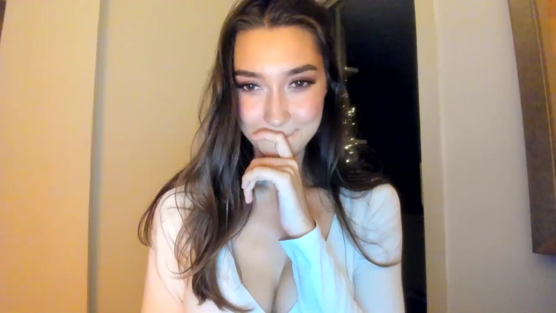 Gallery image thumbnail from LuckyHoneyyy's myfreecams stream on, 06/17/2025, 03:08 image 13 of 20