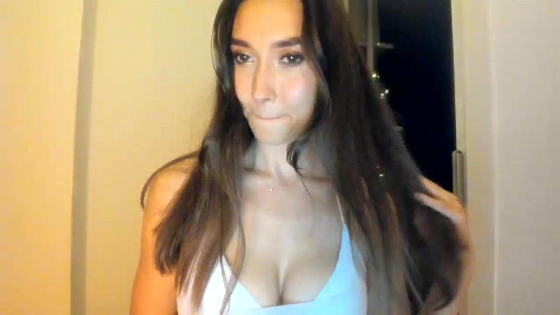 Gallery image thumbnail from LuckyHoneyyy's myfreecams stream on, 07/01/2025, 01:05 image 15 of 20