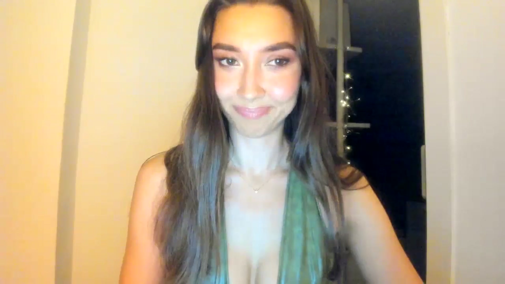 Gallery image thumbnail from LuckyHoneyyy's myfreecams stream on, 07/08/2025, 01:13 image 19 of 20