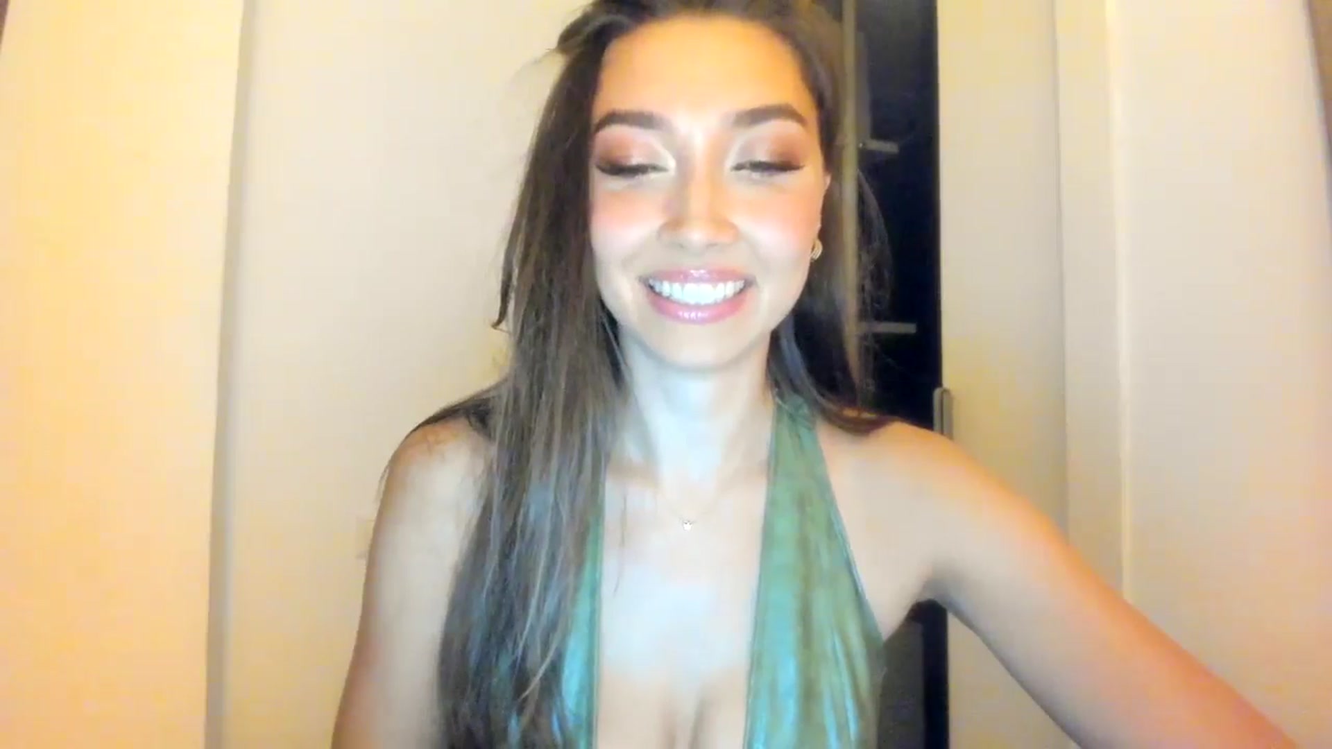 Gallery image thumbnail from LuckyHoneyyy's myfreecams stream on, 08/08/2025, 02:05 image 18 of 20