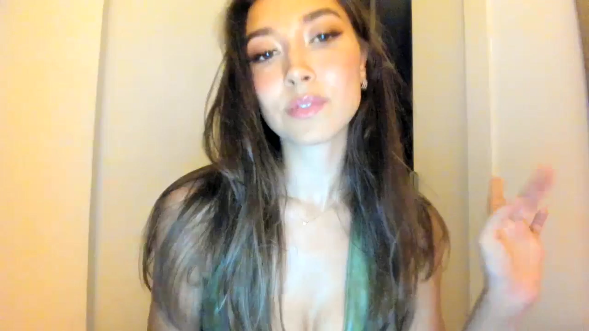 Gallery image thumbnail from LuckyHoneyyy's myfreecams stream on, 08/08/2025, 02:05 image 2 of 20