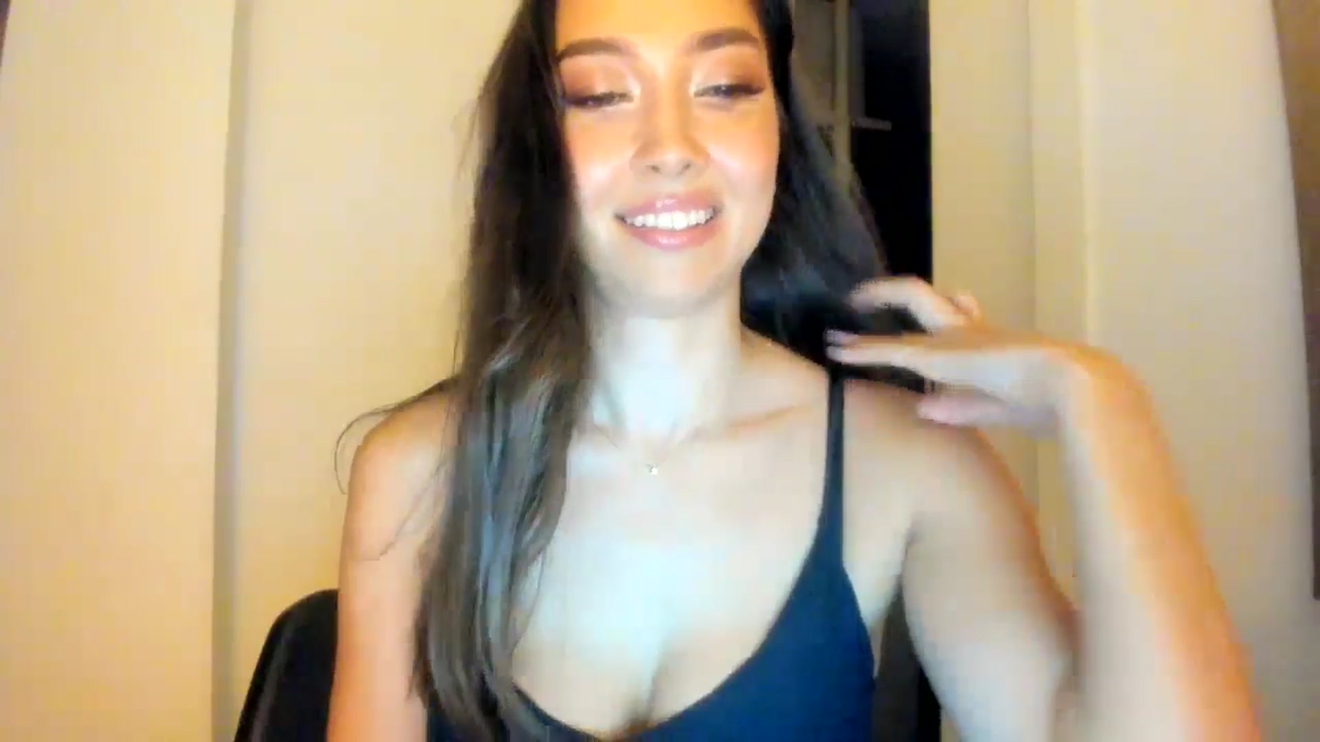 Gallery image thumbnail from LuckyHoneyyy's myfreecams stream on, 08/14/2025, 02:10 image 6 of 20