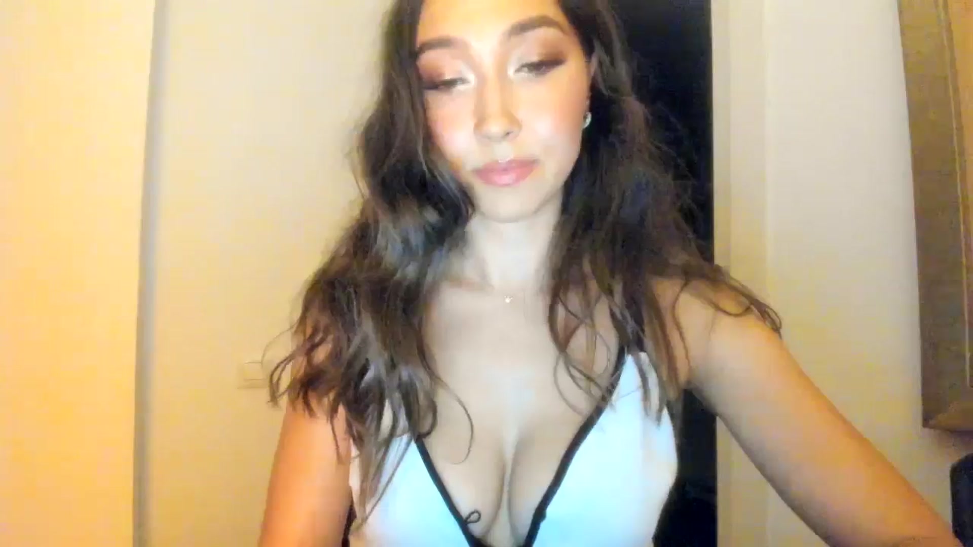 Gallery image thumbnail from LuckyHoneyyy's myfreecams stream on, 08/15/2025, 23:58 image 17 of 20