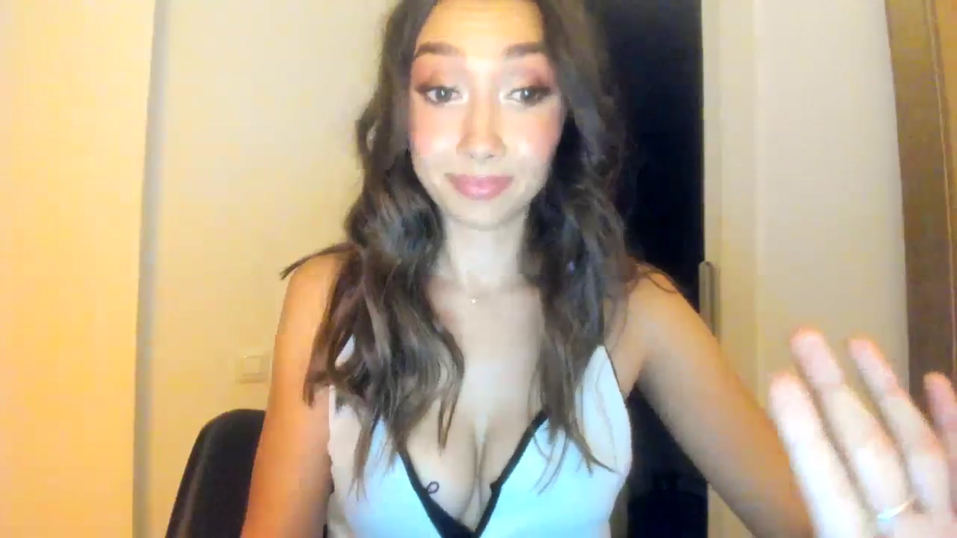 Gallery image thumbnail from LuckyHoneyyy's myfreecams stream on, 08/15/2025, 23:58 image 5 of 20