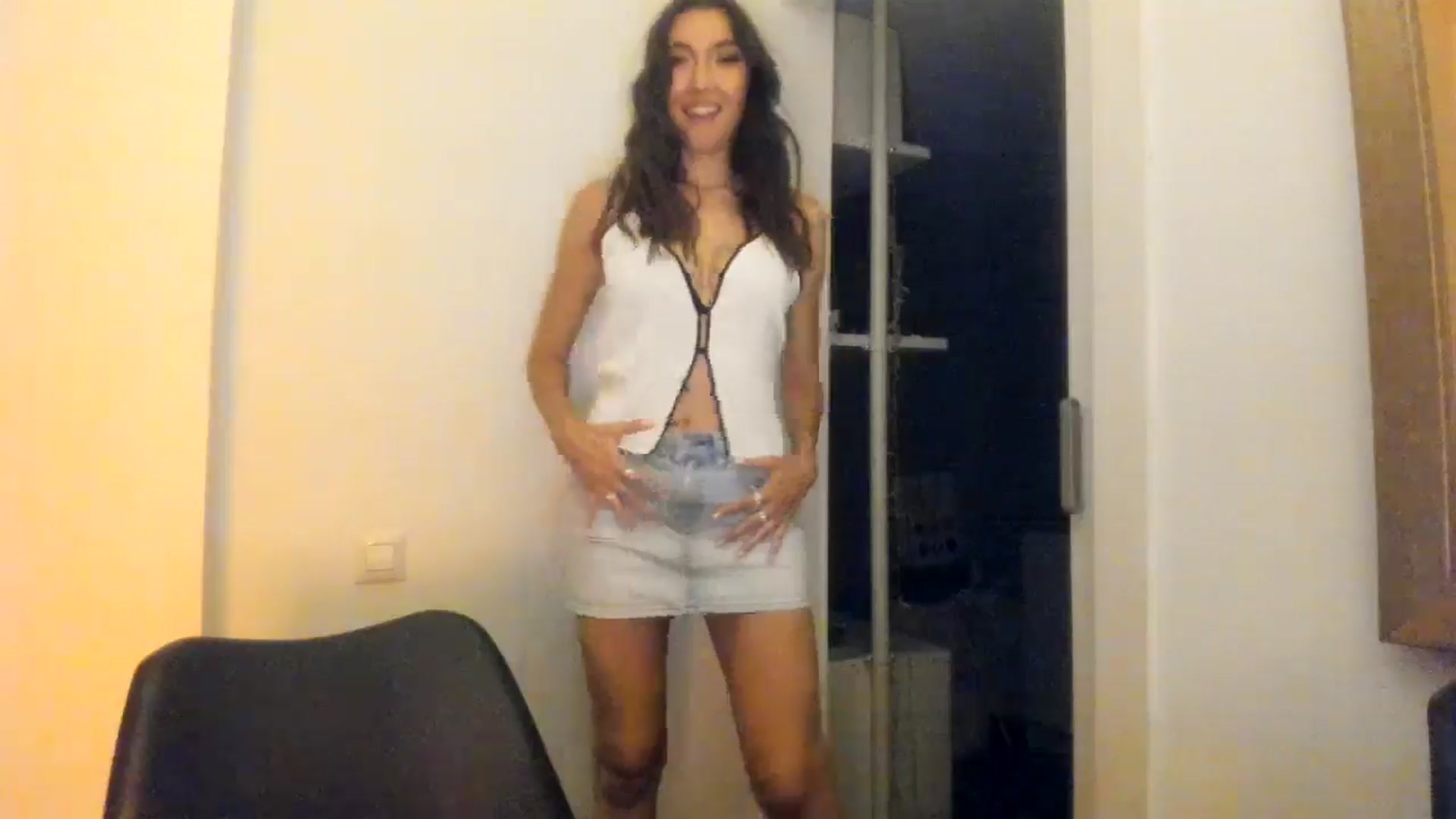 Gallery image thumbnail from LuckyHoneyyy's myfreecams stream on, 08/15/2025, 23:58 image 13 of 20
