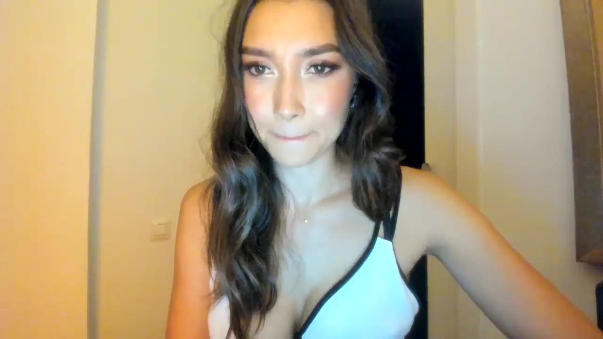 Gallery image thumbnail from LuckyHoneyyy's myfreecams stream on, 08/16/2025, 01:24 image 18 of 20