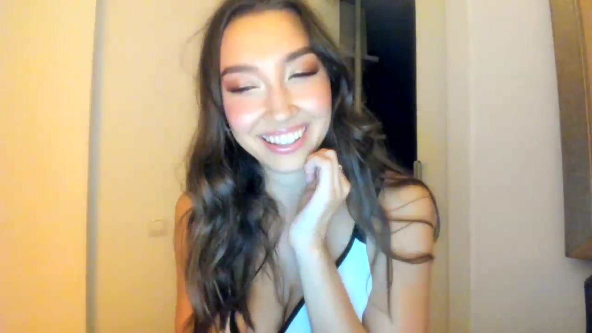 Gallery image thumbnail from LuckyHoneyyy's myfreecams stream on, 08/16/2025, 01:24 image 12 of 20