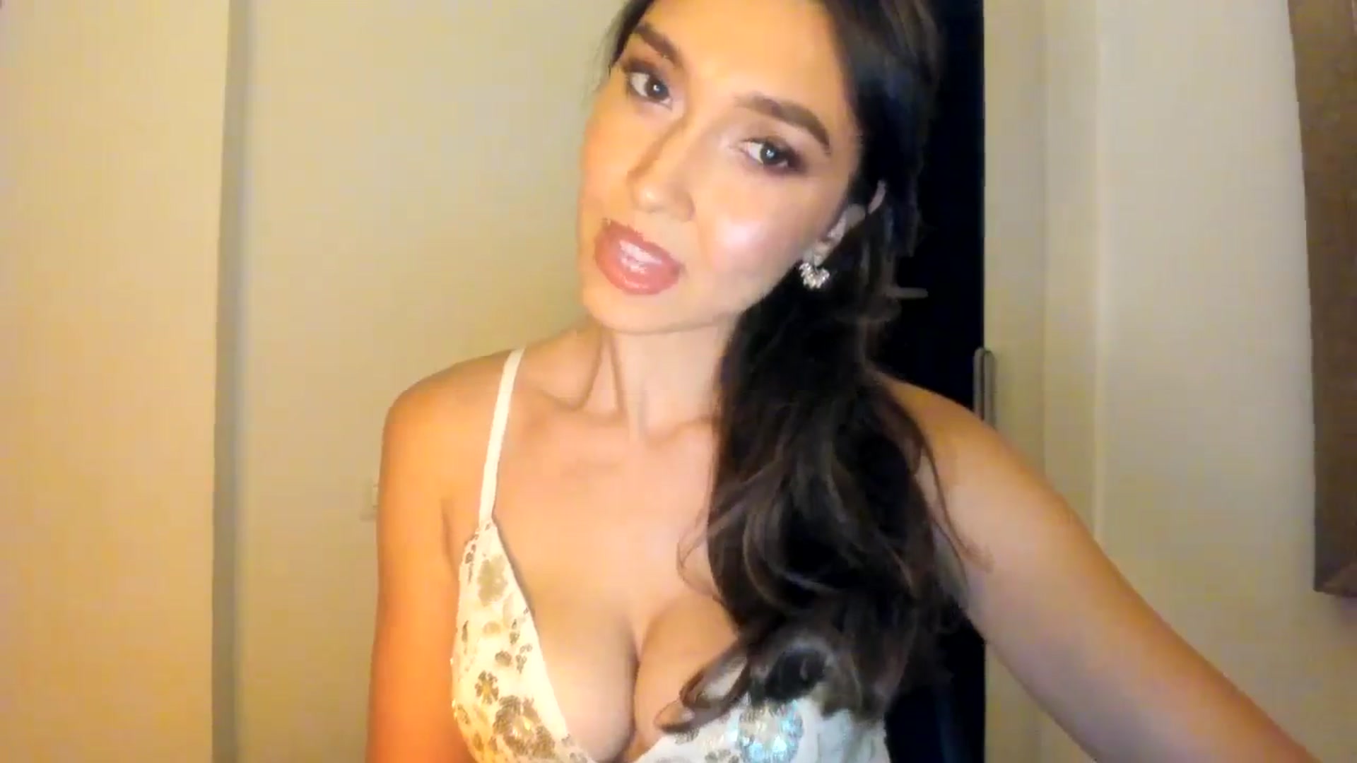 Gallery image thumbnail from LuckyHoneyyy's myfreecams stream on, 08/29/2025, 24:14 image 2 of 20