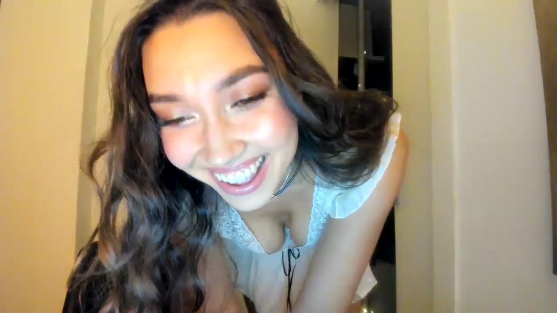 Gallery image thumbnail from LuckyHoneyyy's myfreecams stream on, 09/16/2025, 23:23 image 16 of 20