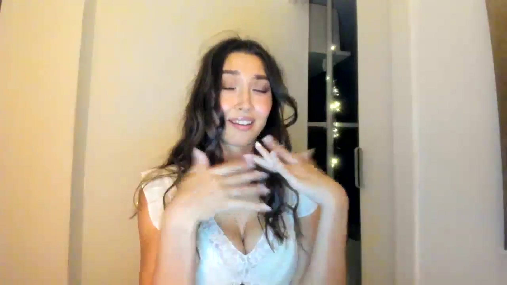 Gallery image thumbnail from LuckyHoneyyy's myfreecams stream on, 09/16/2025, 23:23 image 9 of 20