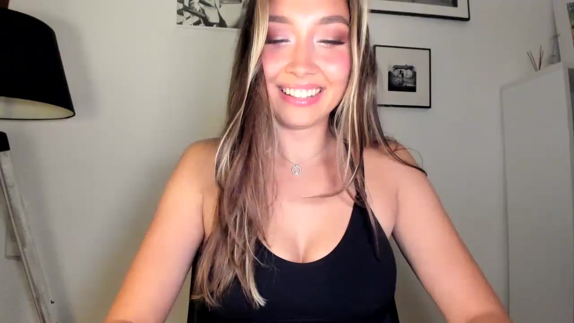 Gallery image thumbnail from LuckyHoneyyy's myfreecams stream on, 03/10/2026, 24:48 image 12 of 20