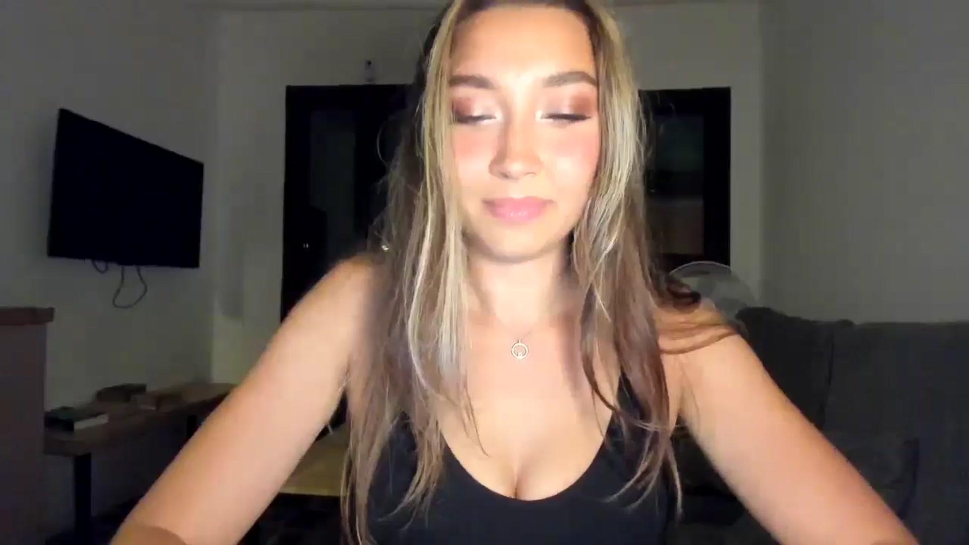 Gallery image thumbnail from LuckyHoneyyy's myfreecams stream on, 03/13/2026, 01:48 image 16 of 20