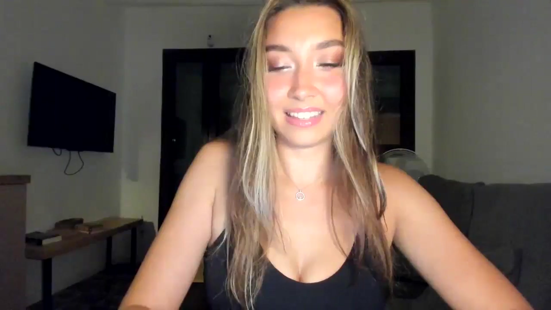 Gallery image thumbnail from LuckyHoneyyy's myfreecams stream on, 03/13/2026, 01:48 image 2 of 20