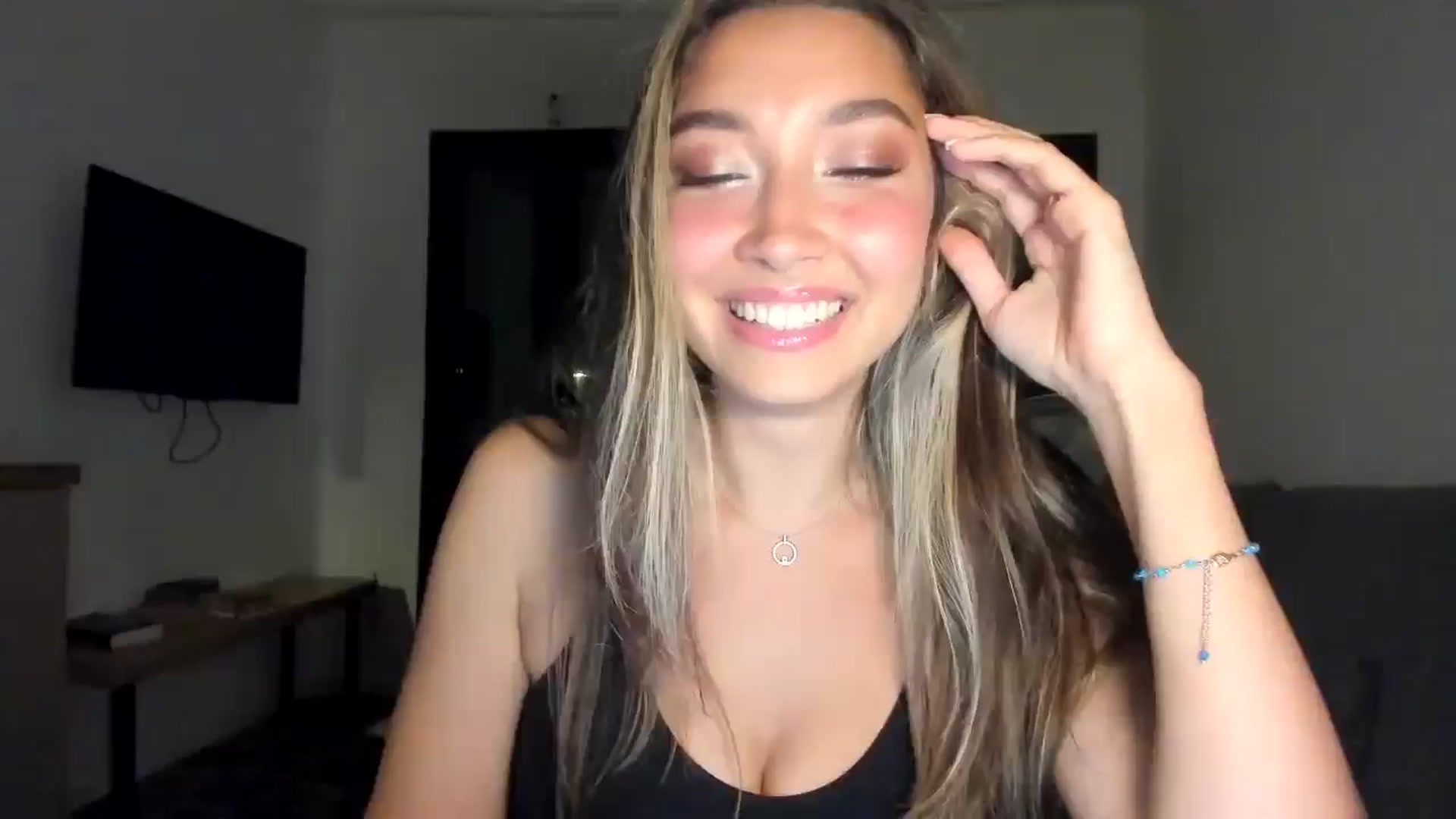 Gallery image thumbnail from LuckyHoneyyy's myfreecams stream on, 03/13/2026, 01:48 image 10 of 20