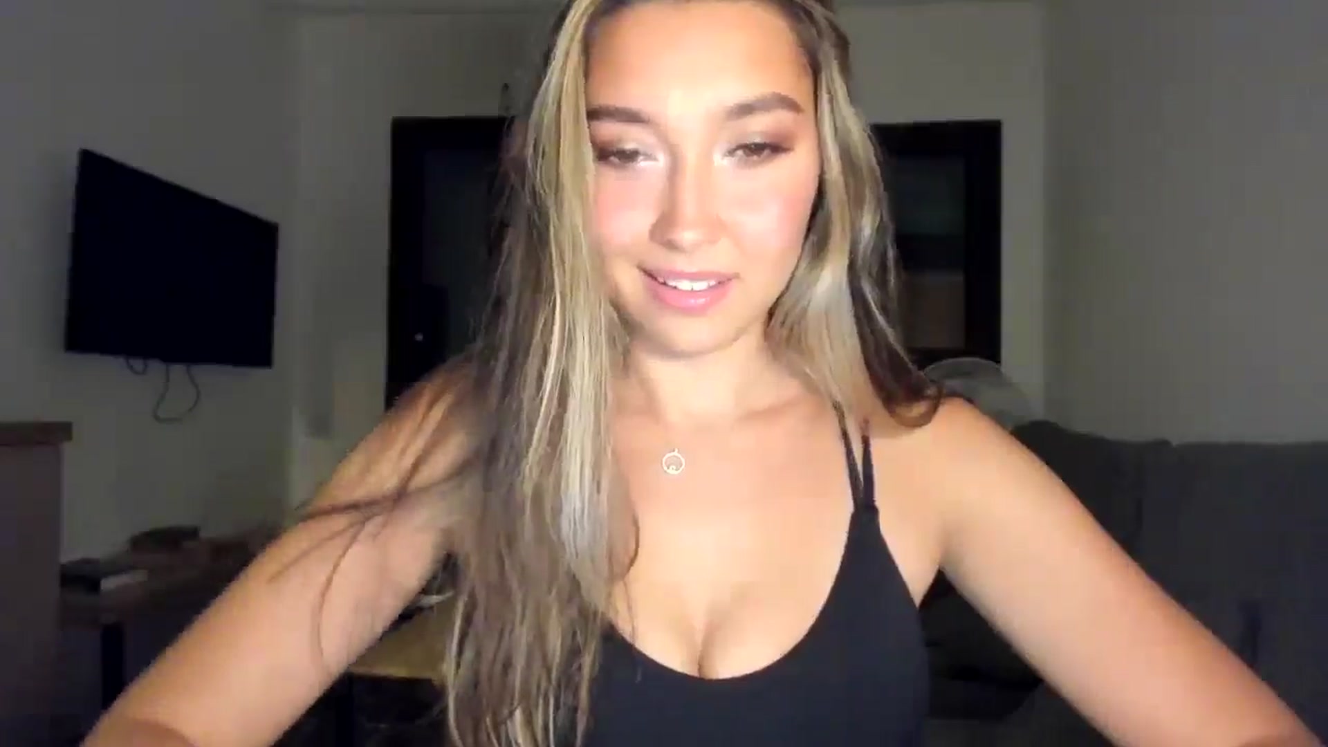 Gallery image thumbnail from LuckyHoneyyy's myfreecams stream on, 03/13/2026, 01:48 image 5 of 20
