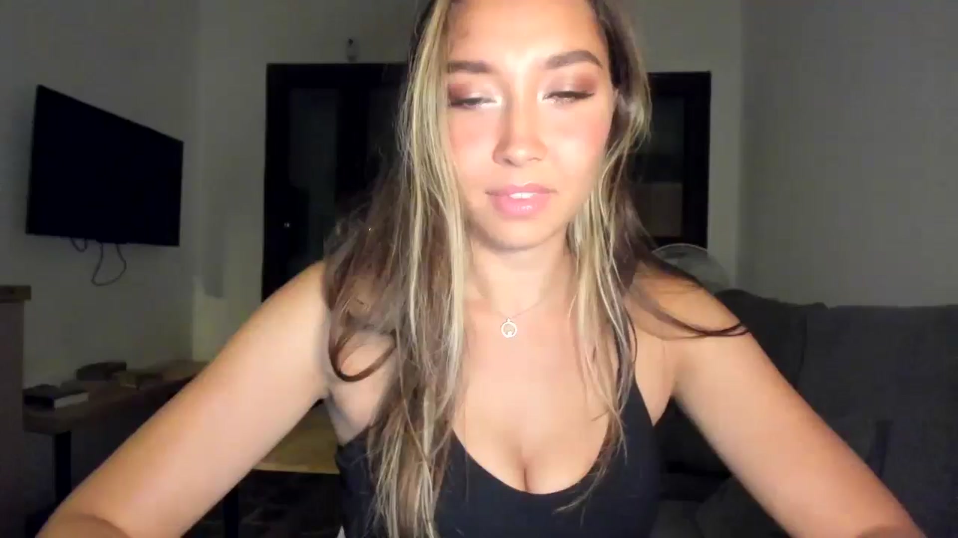 Gallery image thumbnail from LuckyHoneyyy's myfreecams stream on, 03/13/2026, 03:27 image 12 of 20