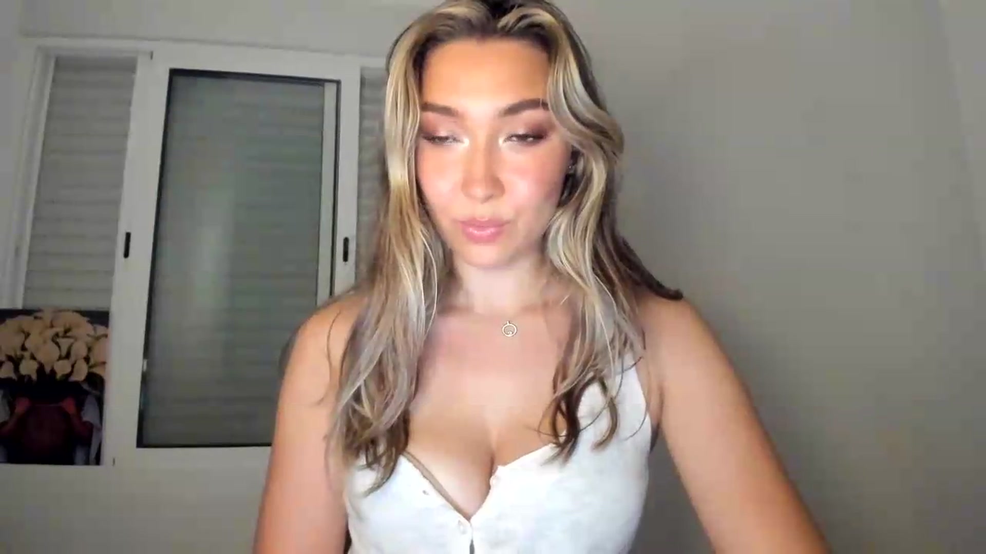 Gallery image thumbnail from LuckyHoneyyy's myfreecams stream on, 06/05/2026, 01:12 image 12 of 20