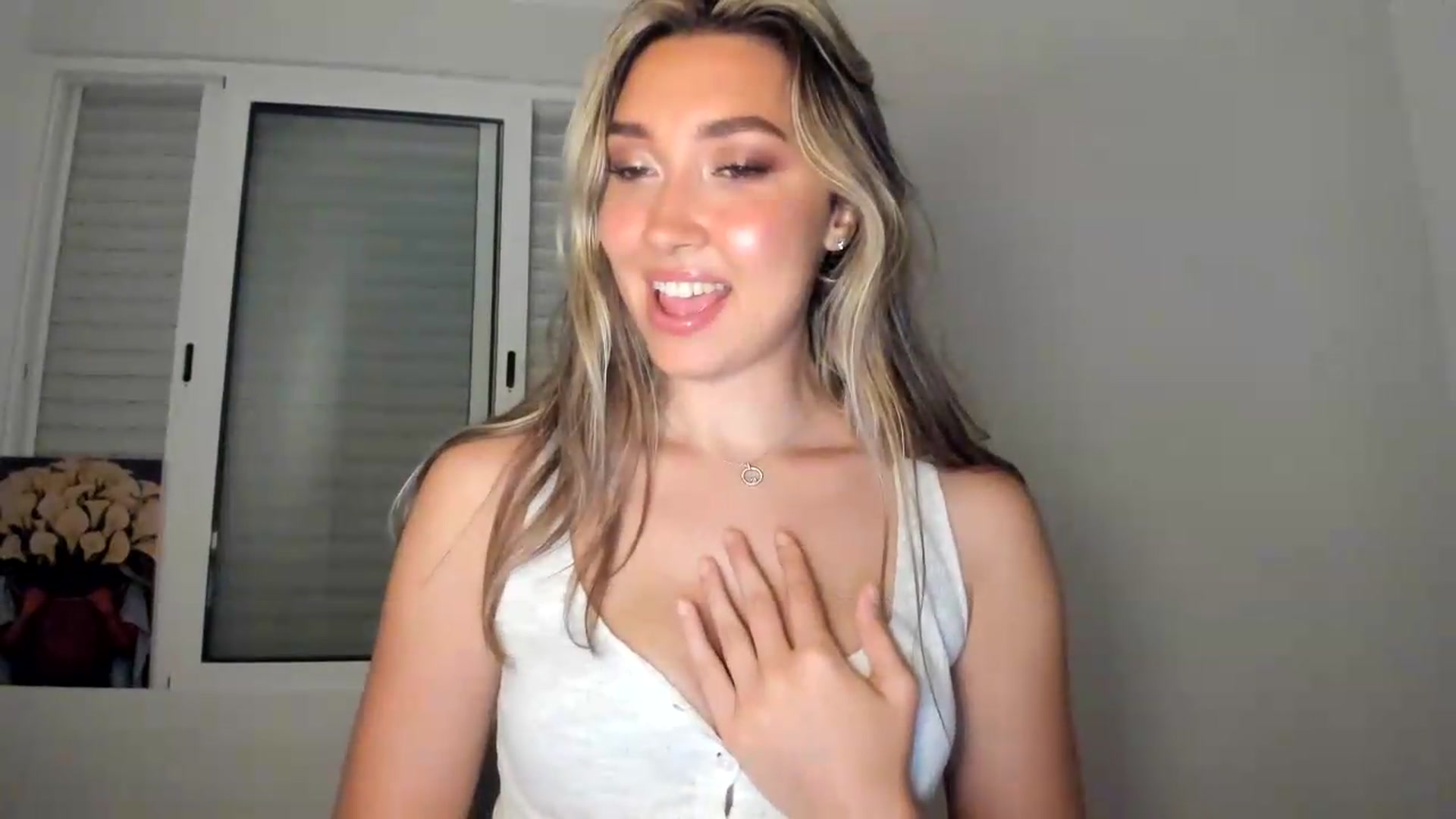 Gallery image thumbnail from LuckyHoneyyy's myfreecams stream on, 06/05/2026, 01:12 image 3 of 20