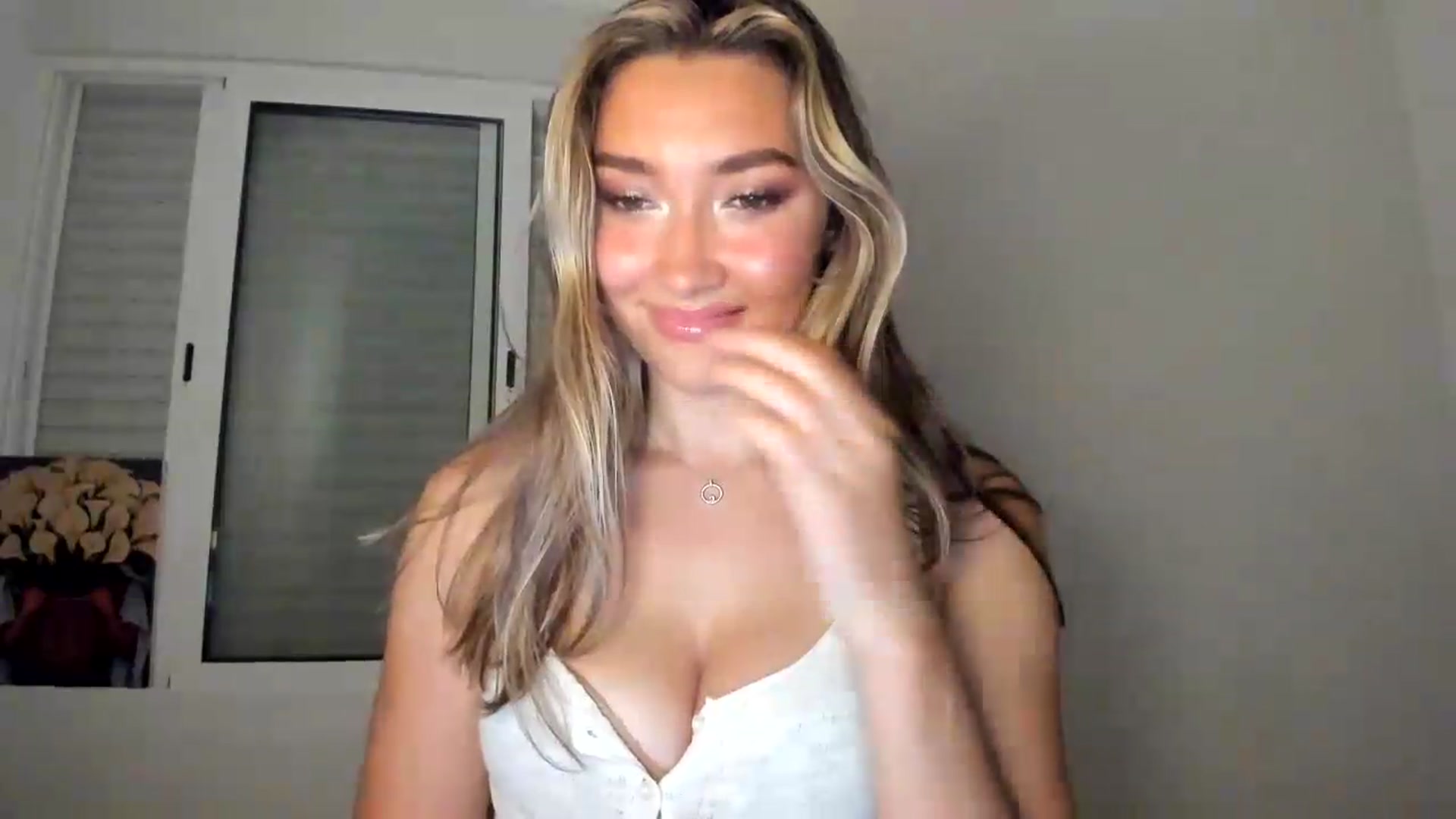 Gallery image thumbnail from LuckyHoneyyy's myfreecams stream on, 06/05/2026, 01:12 image 15 of 20