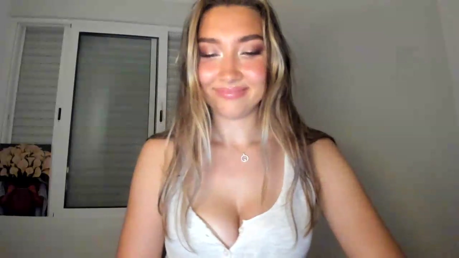 Gallery image thumbnail from LuckyHoneyyy's myfreecams stream on, 06/05/2026, 01:12 image 19 of 20