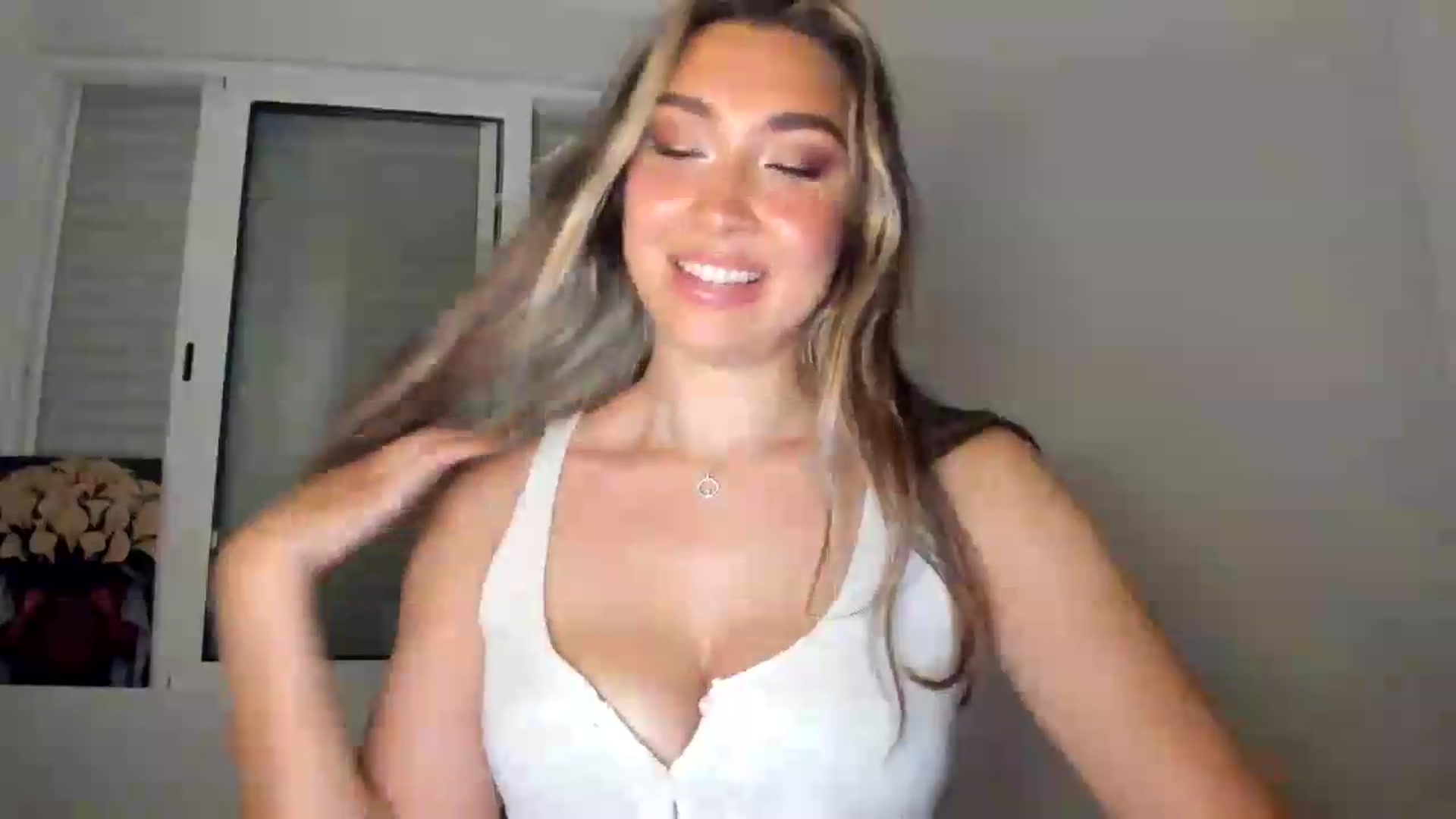 Gallery image thumbnail from LuckyHoneyyy's myfreecams stream on, 06/05/2026, 01:12 image 18 of 20