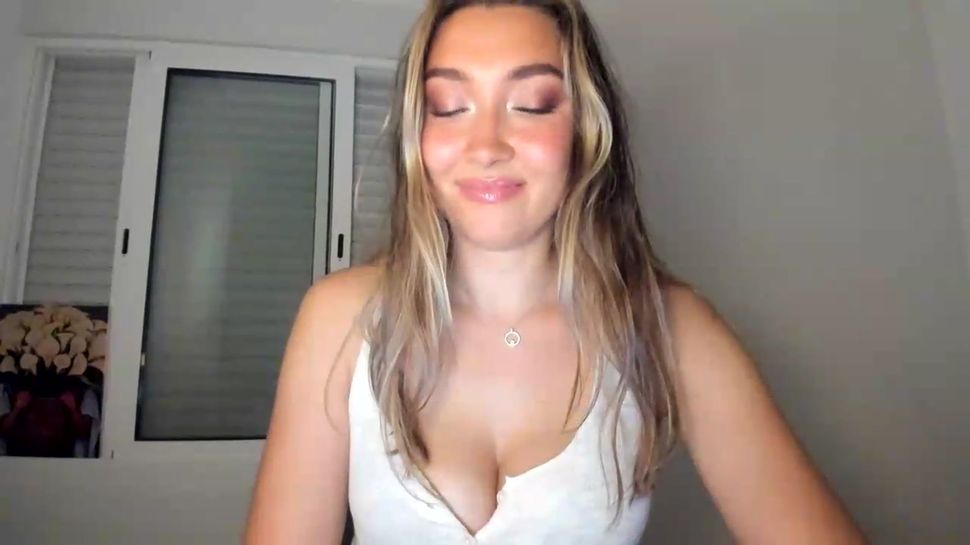 Gallery image thumbnail from LuckyHoneyyy's myfreecams stream on, 06/05/2026, 01:12 image 20 of 20