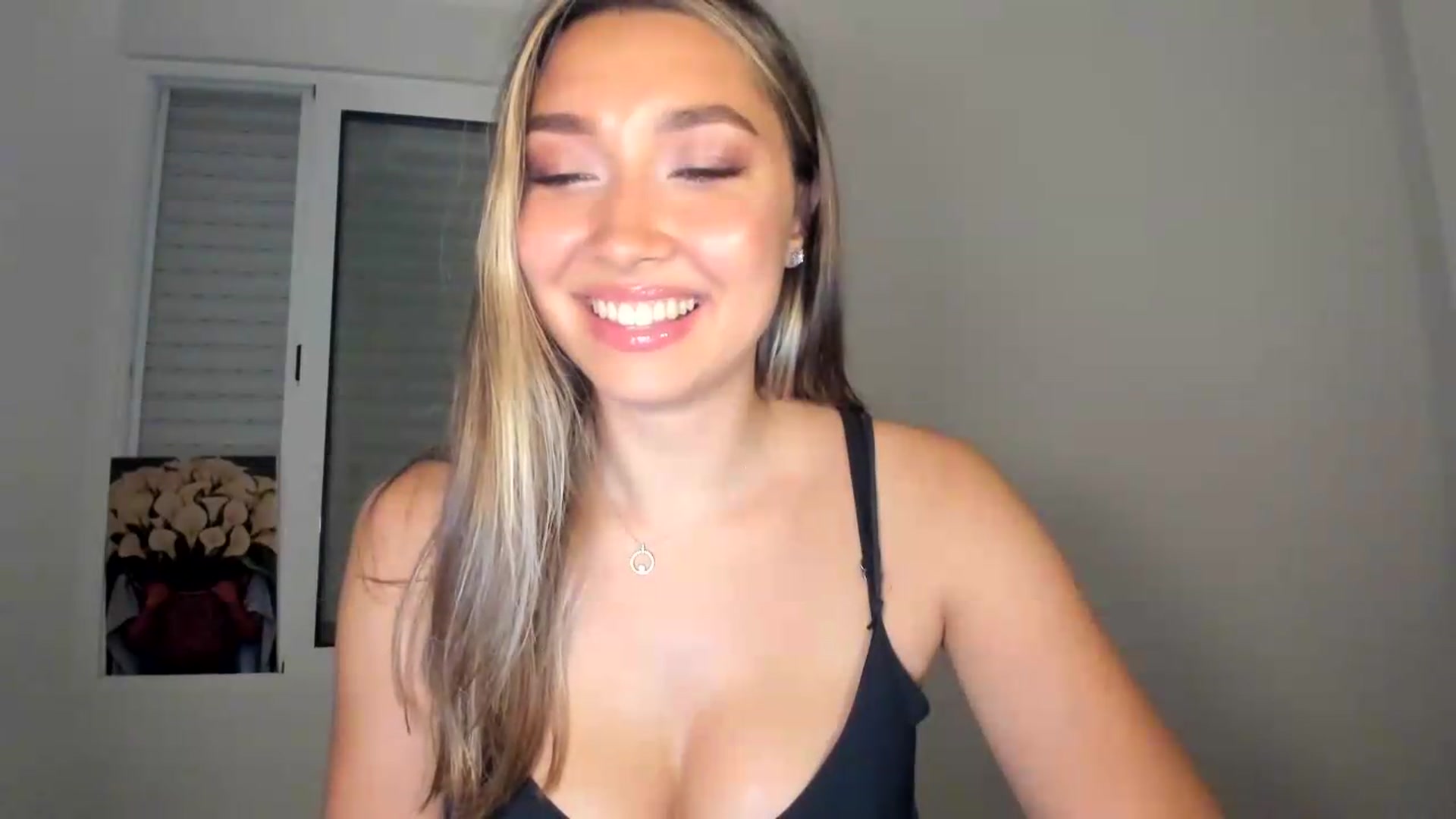 Gallery image thumbnail from LuckyHoneyyy's myfreecams stream on, 06/16/2026, 02:32 image 12 of 20