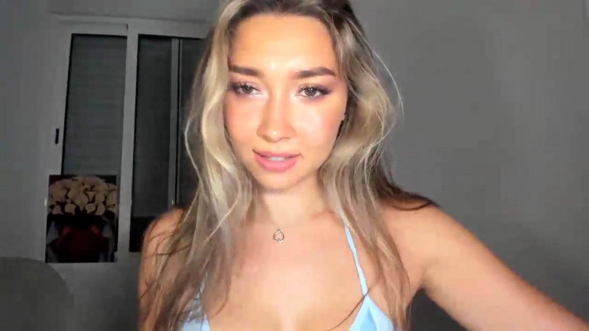 Gallery image thumbnail from LuckyHoneyyy's myfreecams stream on, 07/01/2026, 24:43 image 14 of 20
