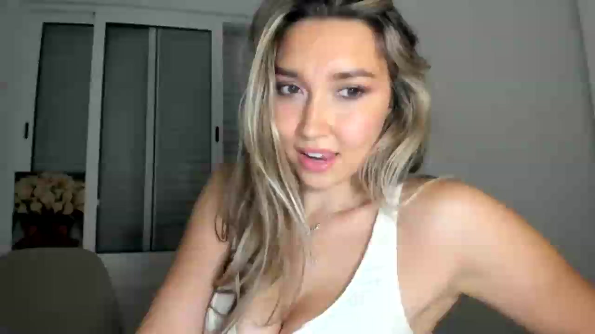 Gallery image thumbnail from LuckyHoneyyy's myfreecams stream on, 07/09/2026, 03:40 image 10 of 20