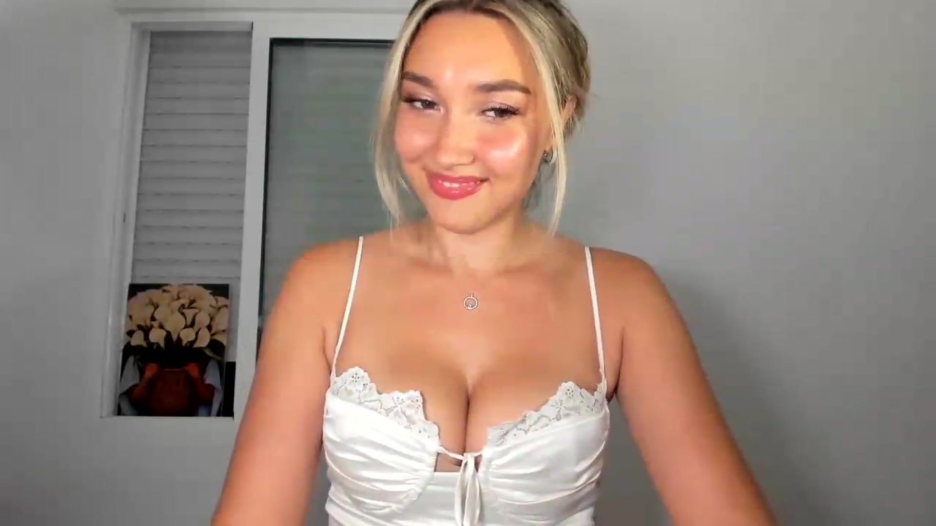 Gallery image thumbnail from LuckyHoneyyy's myfreecams stream on, 08/31/2026, 23:12 image 4 of 20