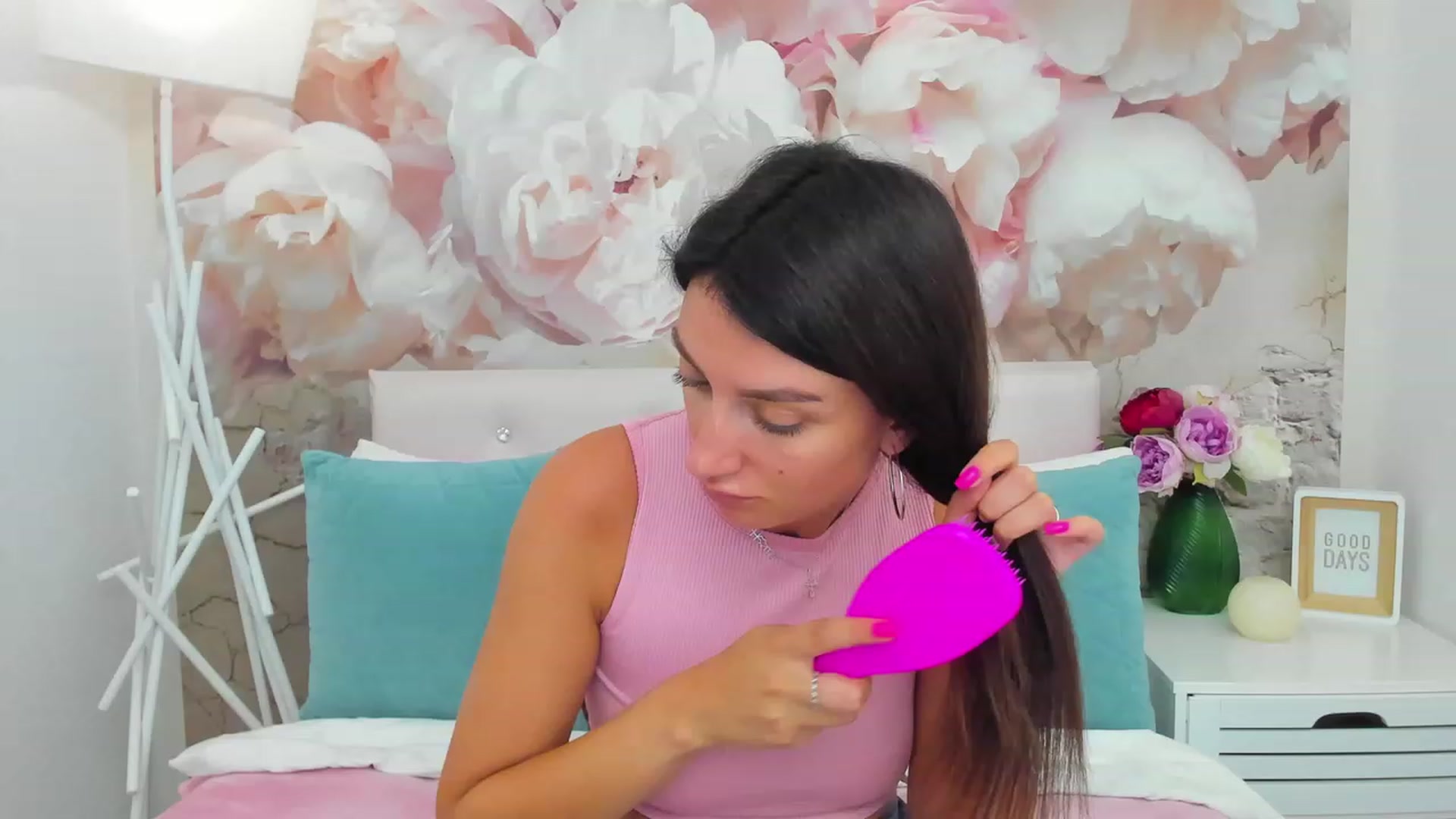 Gallery image thumbnail from LuckySandra's myfreecams stream on, 08/17/2023, 08:01 image 1 of 20