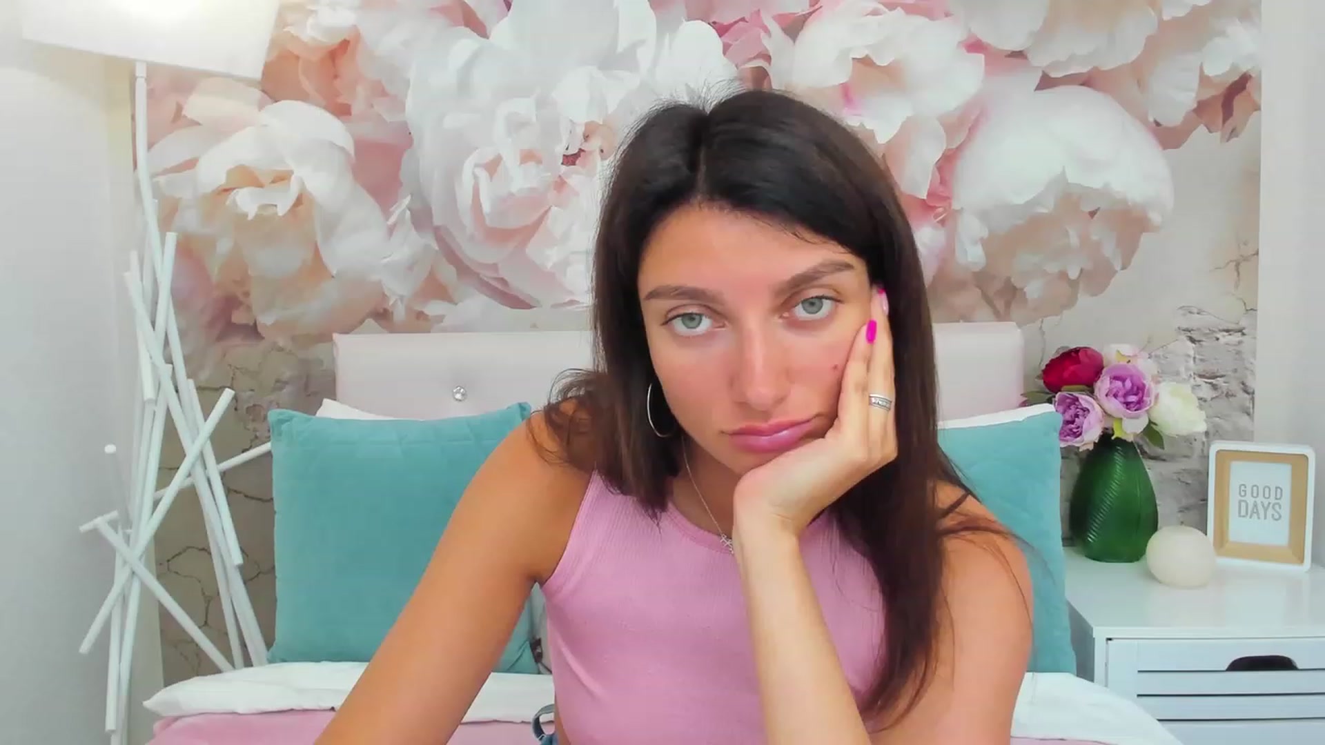 Gallery image thumbnail from LuckySandra's myfreecams stream on, 08/17/2023, 11:07 image 9 of 20