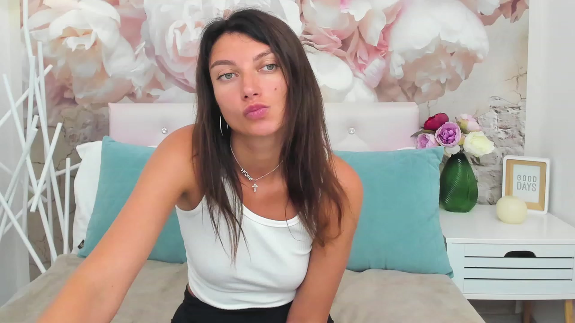Gallery image thumbnail from LuckySandra's myfreecams stream on, 08/23/2023, 12:01 image 19 of 20