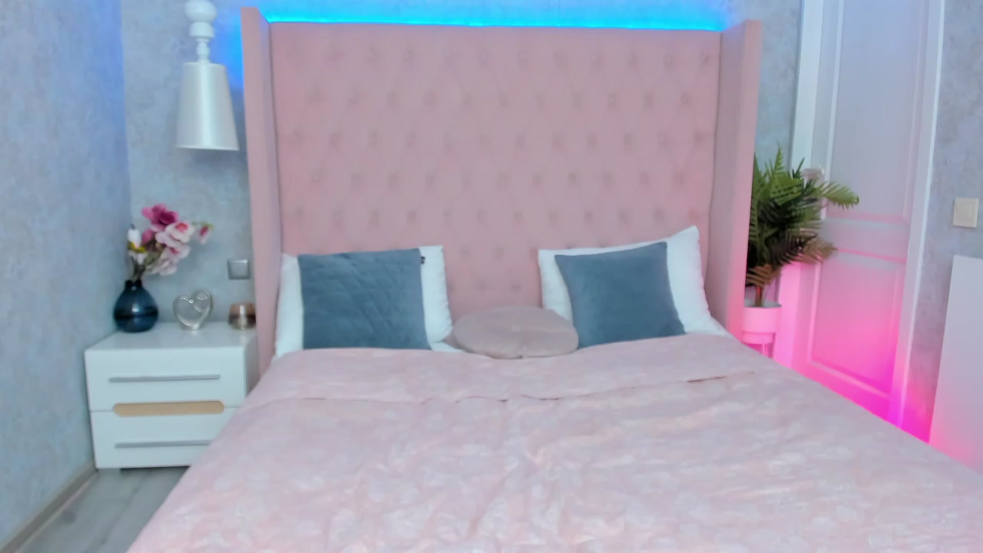 Gallery image thumbnail from LuckySandra's myfreecams stream on, 08/29/2023, 08:56 image 11 of 20
