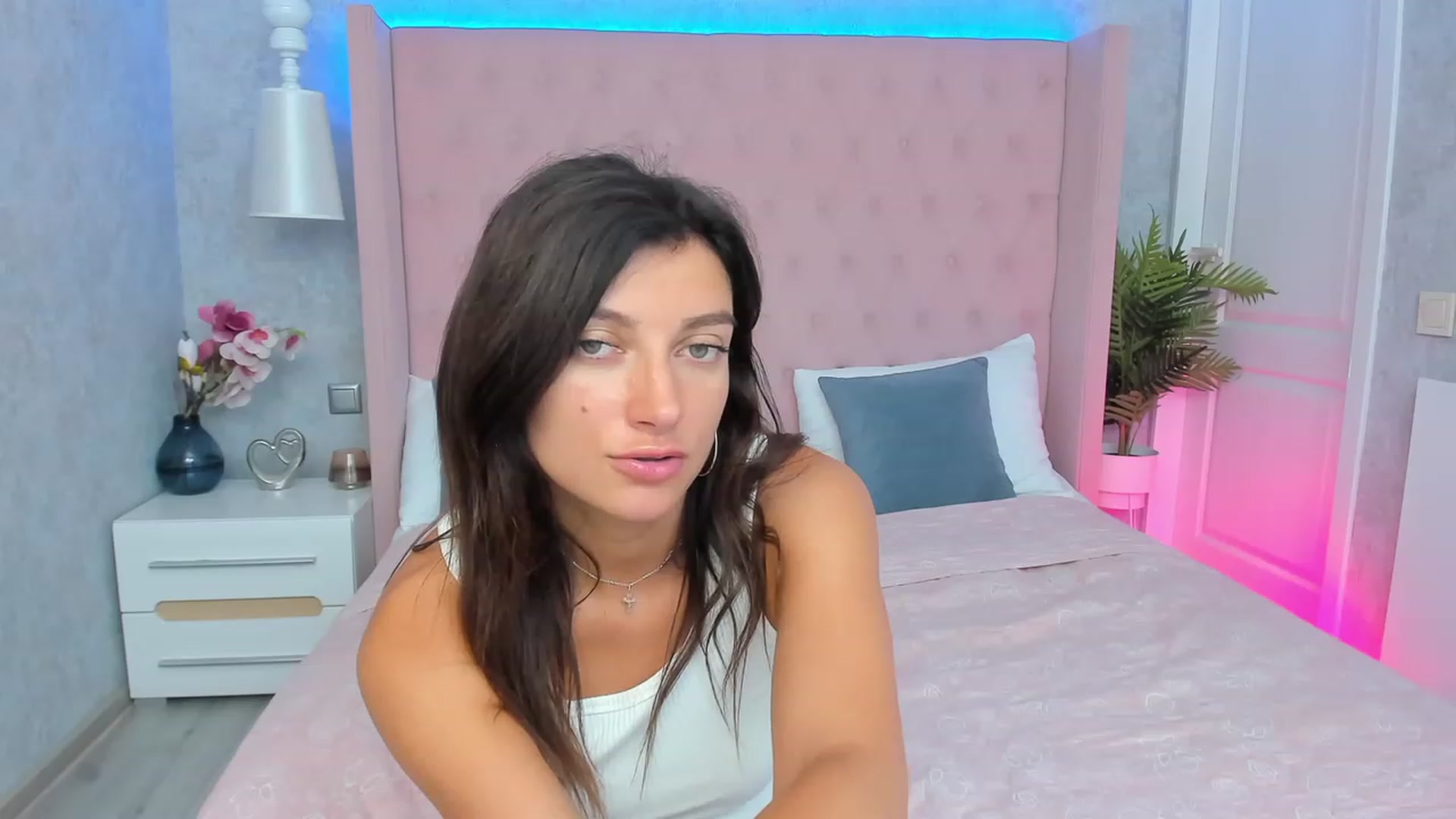 Gallery image thumbnail from LuckySandra's myfreecams stream on, 08/29/2023, 08:56 image 13 of 20