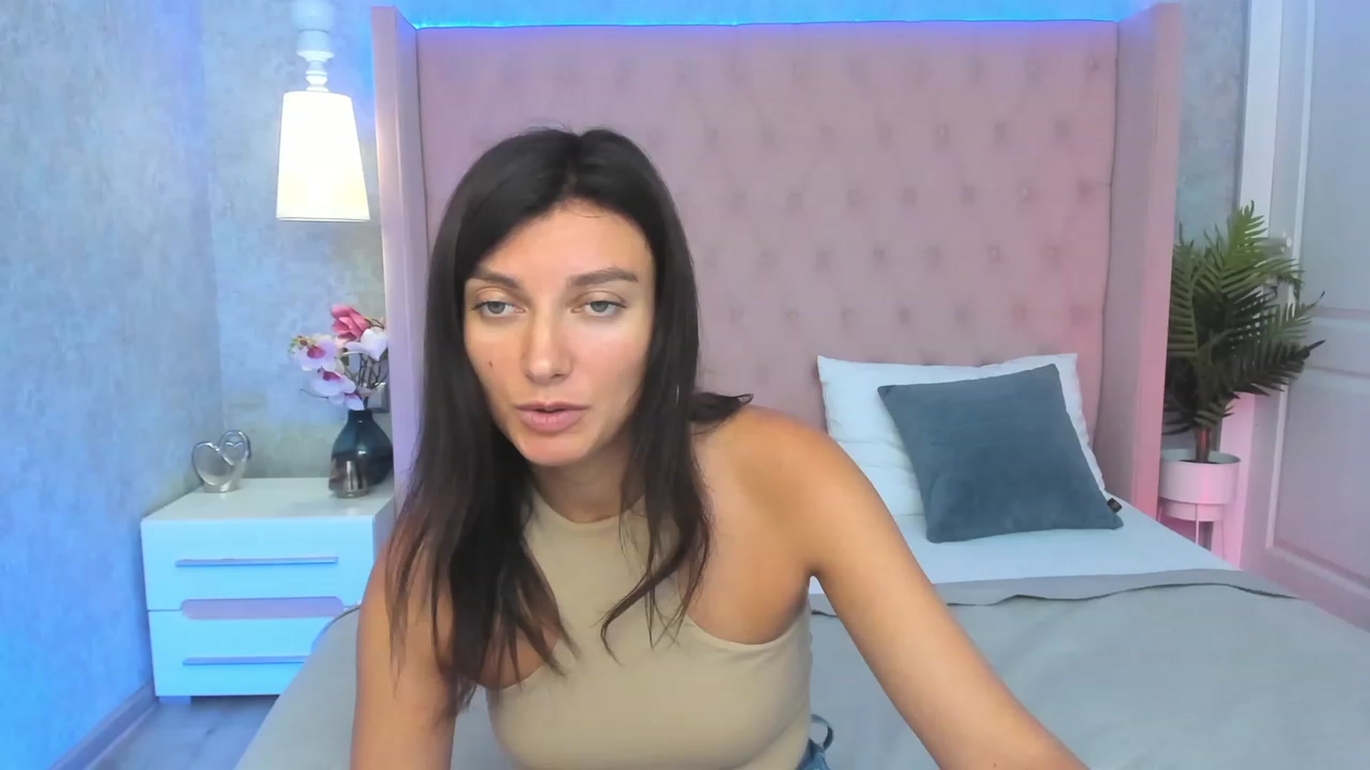 Gallery image thumbnail from LuckySandra's myfreecams stream on, 09/08/2023, 09:06 image 10 of 20